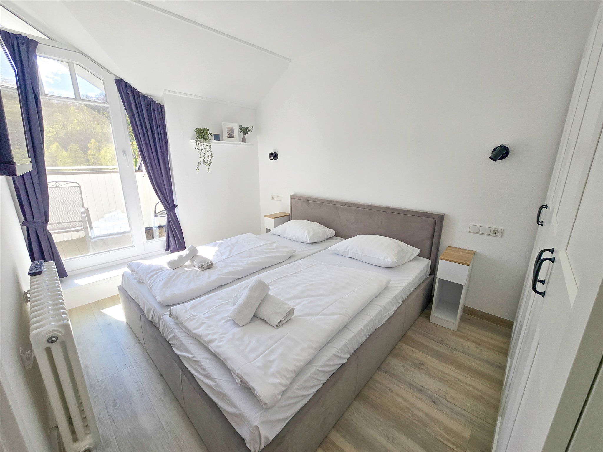 Dünenpark Binz Komfortplus Ferienwohnung mit 2 Schlafzimmern und Balkon im Dachgeschoss (281) Insel Rügen - Schlafzimmer