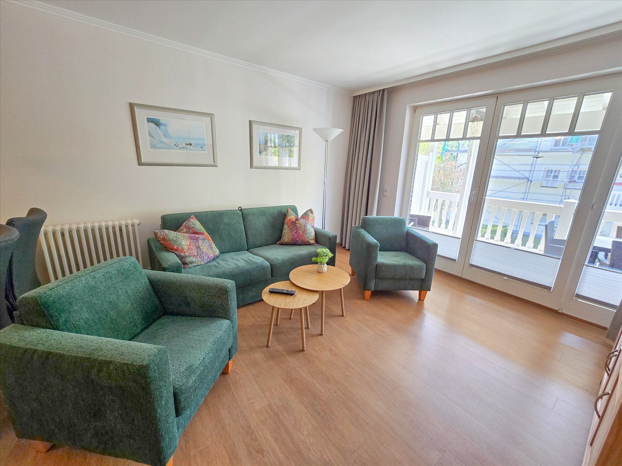 Dünenpark Binz Klassik Ferienwohnung mit 2 Schlafzimmern und Balkon im Obergeschoss (065) Insel Rügen - Wohnzimmer