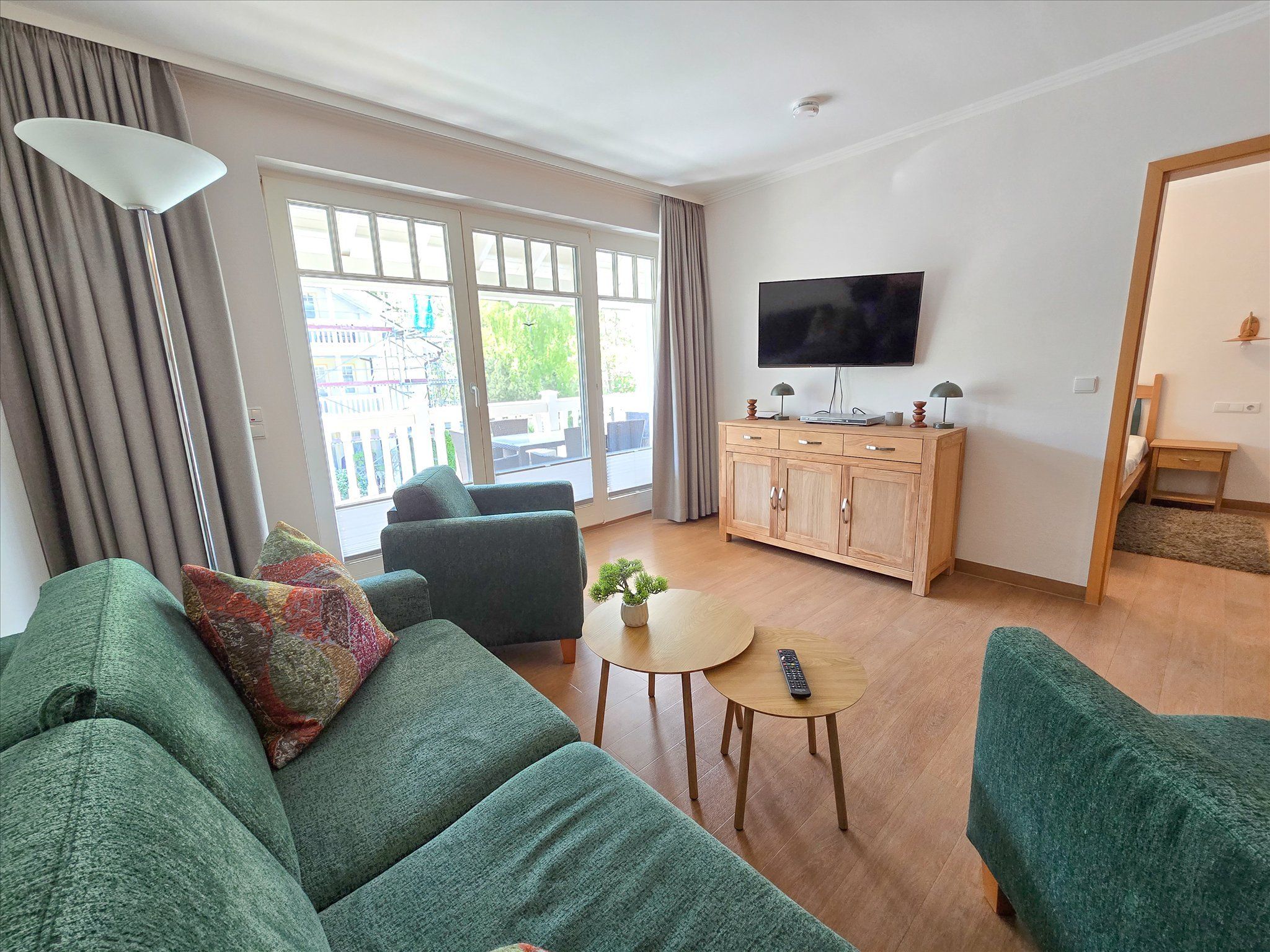 Dünenpark Binz Klassik Ferienwohnung mit 2 Schlafzimmern und Balkon im Obergeschoss (065) Insel Rügen - Wohnzimmer