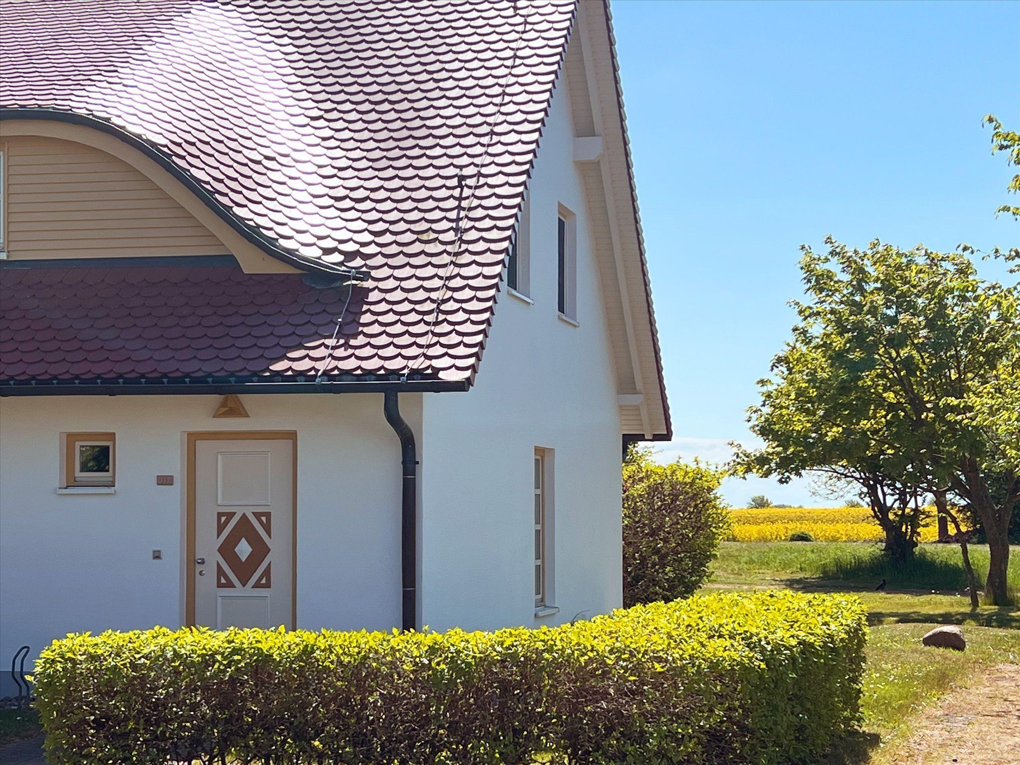 Feriendorf Rugana Komfortplus Ferienwohnung an der Feldkante mit 2 Schlafzimmern und Terrasse (D17) Insel Rügen - Fassade / Eingang