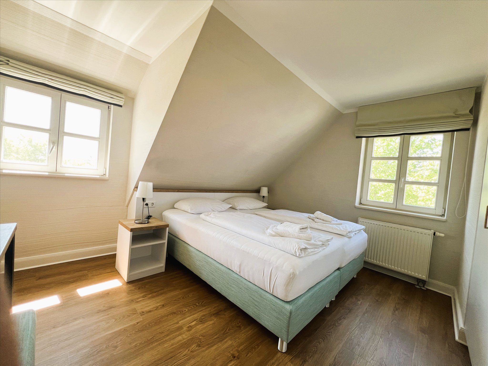 Feriendorf Rugana Komfortplus Ferienwohnung an der Feldkante mit 2 Schlafzimmern und Terrasse (D17) Insel Rügen - Schlafzimmer