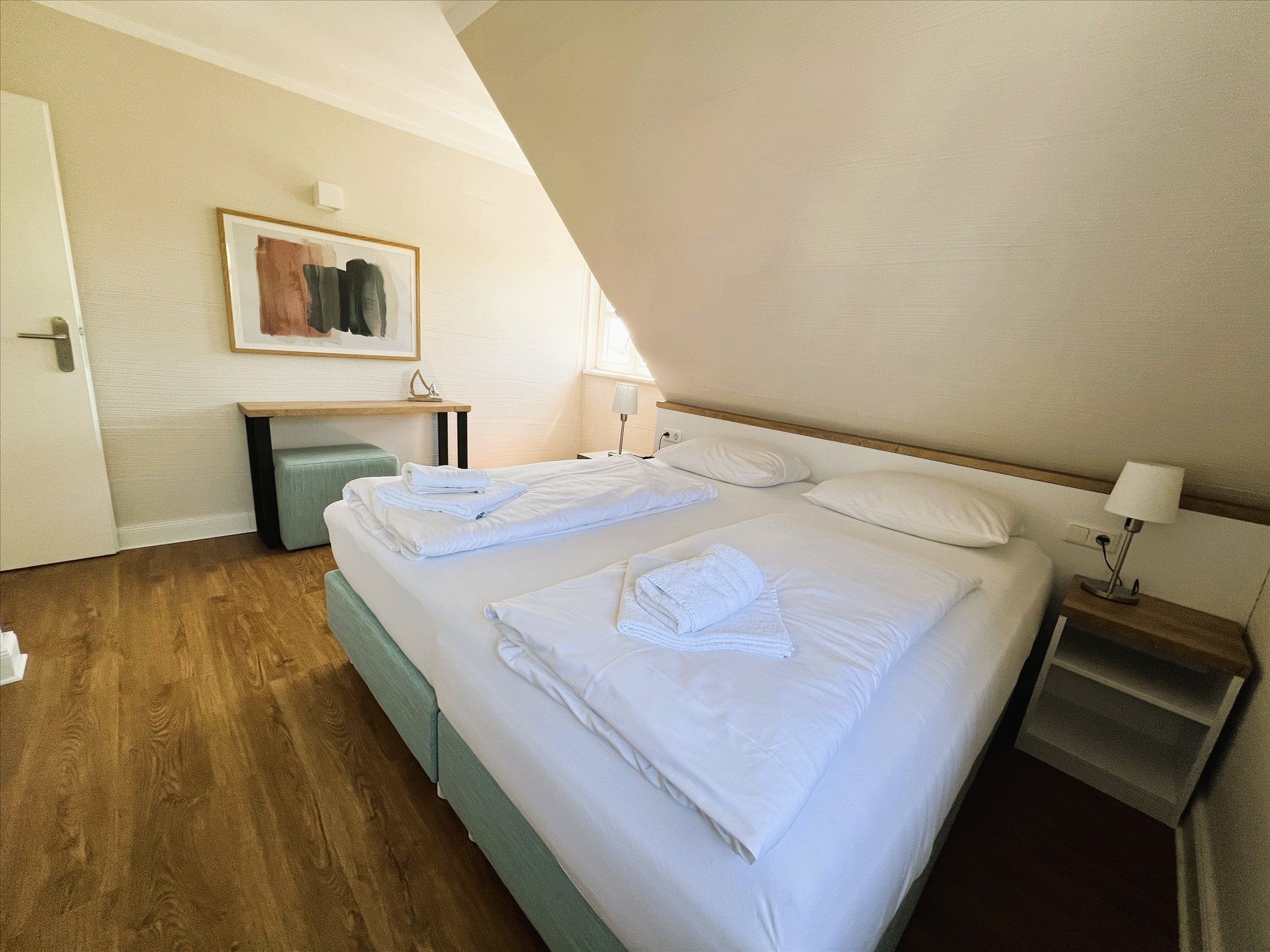 Feriendorf Rugana Komfortplus Ferienwohnung an der Feldkante mit 2 Schlafzimmern und Terrasse (D17) Insel Rügen - Schlafzimmer