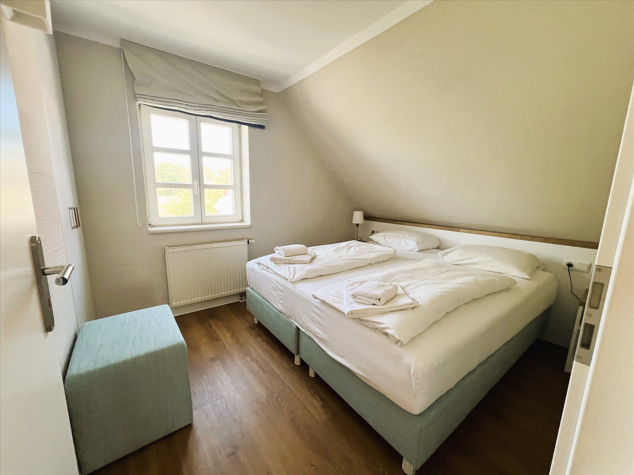 Feriendorf Rugana Komfortplus Ferienwohnung an der Feldkante mit 2 Schlafzimmern und Terrasse (D17) Insel Rügen - Schlafzimmer