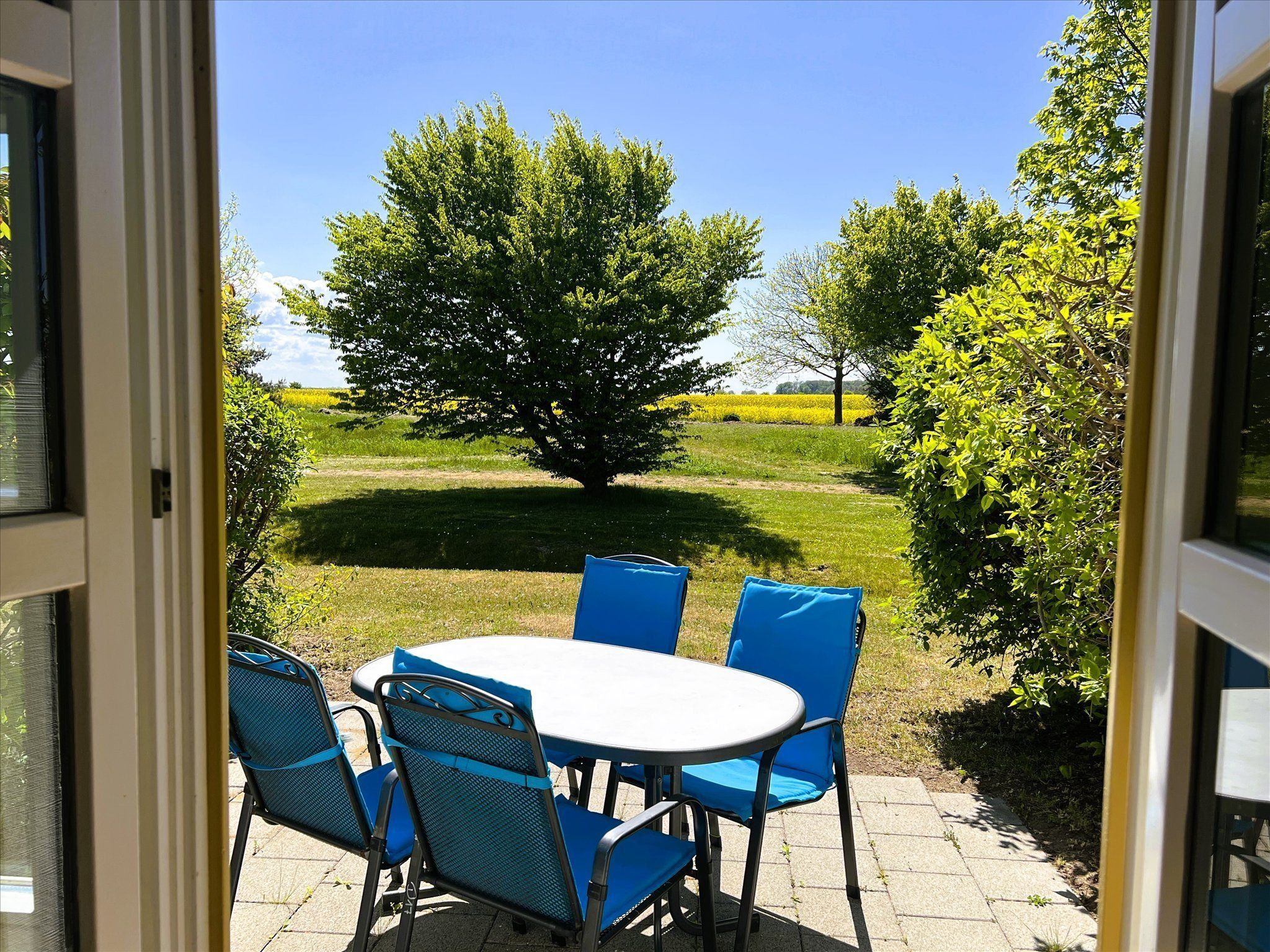 Feriendorf Rugana Komfortplus Ferienwohnung an der Feldkante mit 2 Schlafzimmern und Terrasse (D17) Insel Rügen - Terrasse