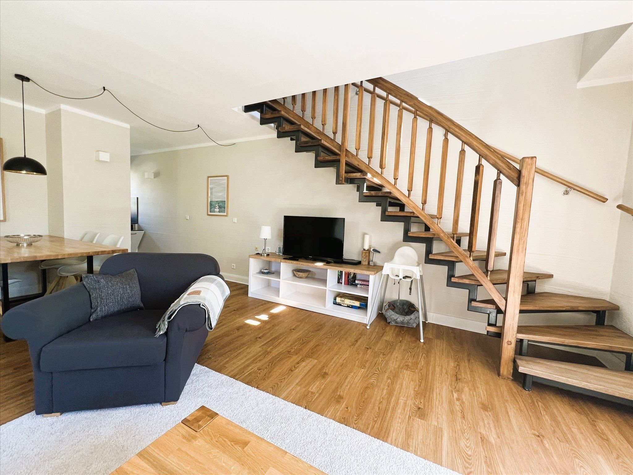 Feriendorf Rugana Komfortplus Ferienwohnung an der Feldkante mit 2 Schlafzimmern und Terrasse (D17) Insel Rügen - Wohnzimmer