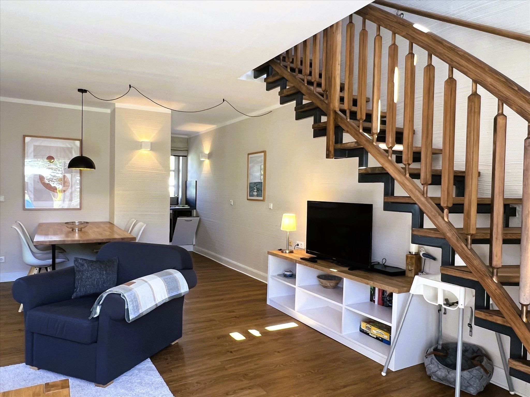 Feriendorf Rugana Komfortplus Ferienwohnung an der Feldkante mit 2 Schlafzimmern und Terrasse (D17) Insel Rügen - Wohnzimmer