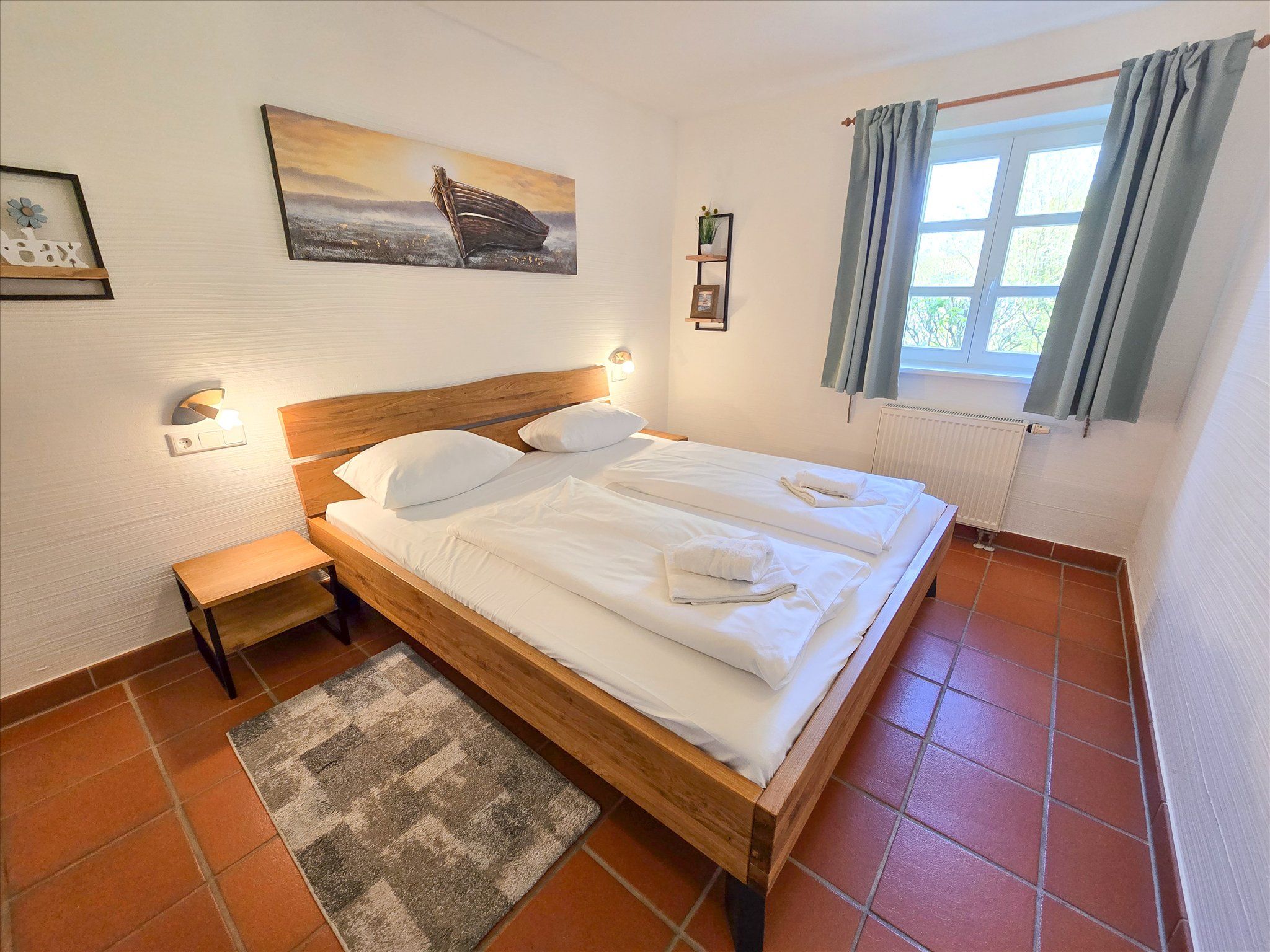 Feriendorf Rugana Komfortplus Ferienwohnung mit 1 Schlafzimmer und Terrasse (B47) Insel Rügen - Schlafzimmer
