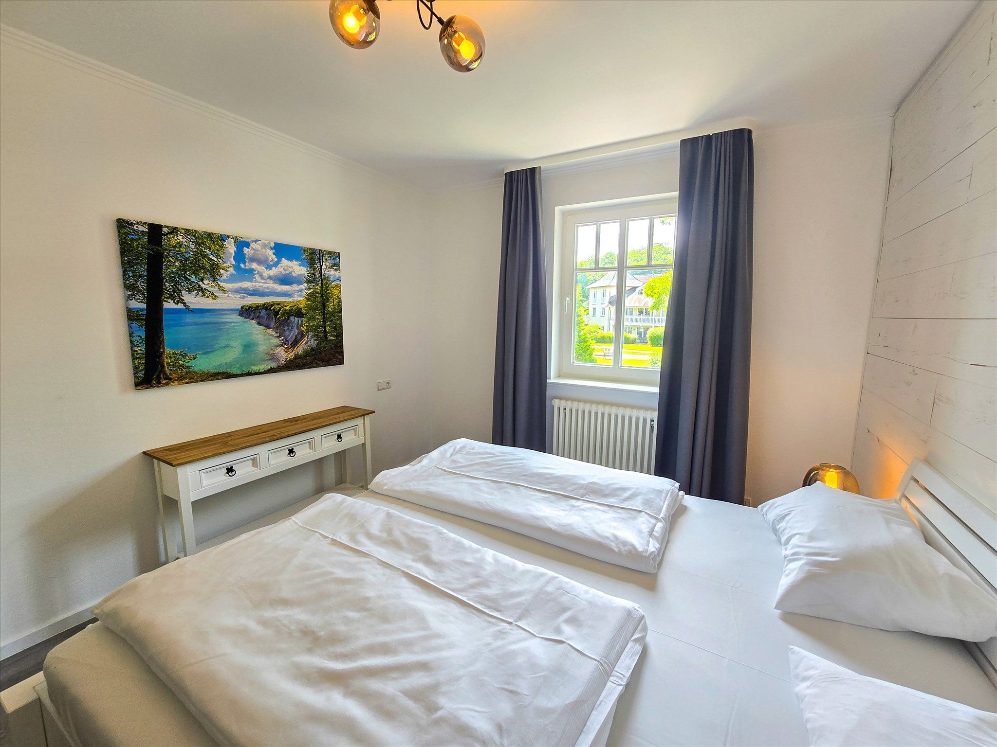 Dünenpark Binz Komfortplus Ferienwohnung mit 1 Schlafzimmer und Balkon im Obergeschoss (204) Insel Rügen - Schlafzimmer