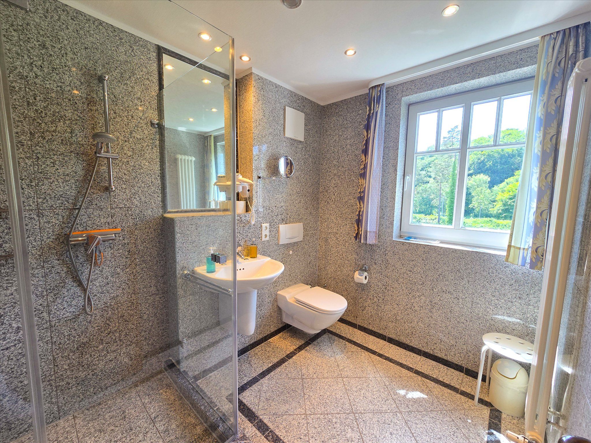 Dünenpark Binz Komfortplus Ferienwohnung mit 1 Schlafzimmer und Balkon im Dachgeschoss (231) Insel Rügen - Badezimmer