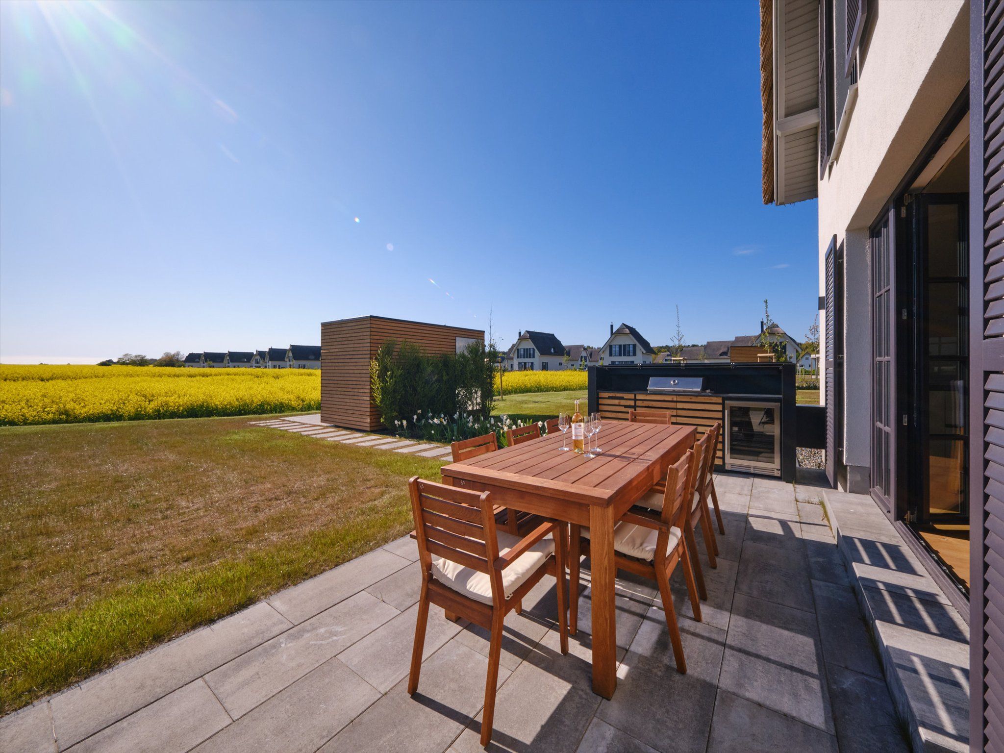 LuxusPlus Reetdachvilla mit 4 Schlafzimmern, Sauna und Kamin (G09) - Terrasse