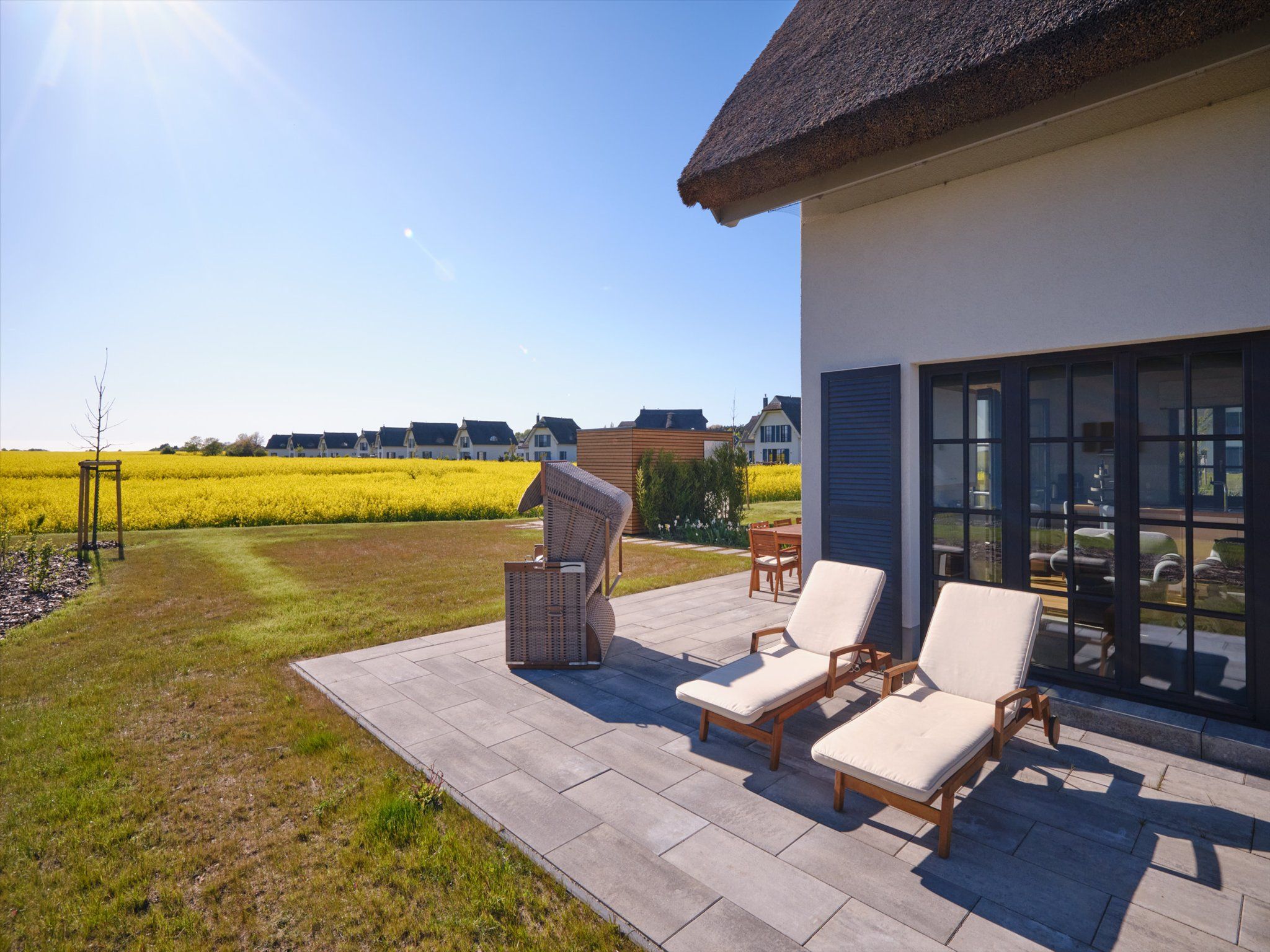 LuxusPlus Reetdachvilla mit 4 Schlafzimmern, Sauna und Kamin (G09) - Terrasse