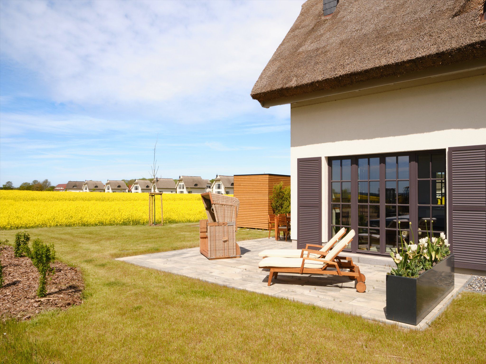 LuxusPlus Reetdachvilla mit 4 Schlafzimmern, Sauna und Kamin (G11) - Terrasse