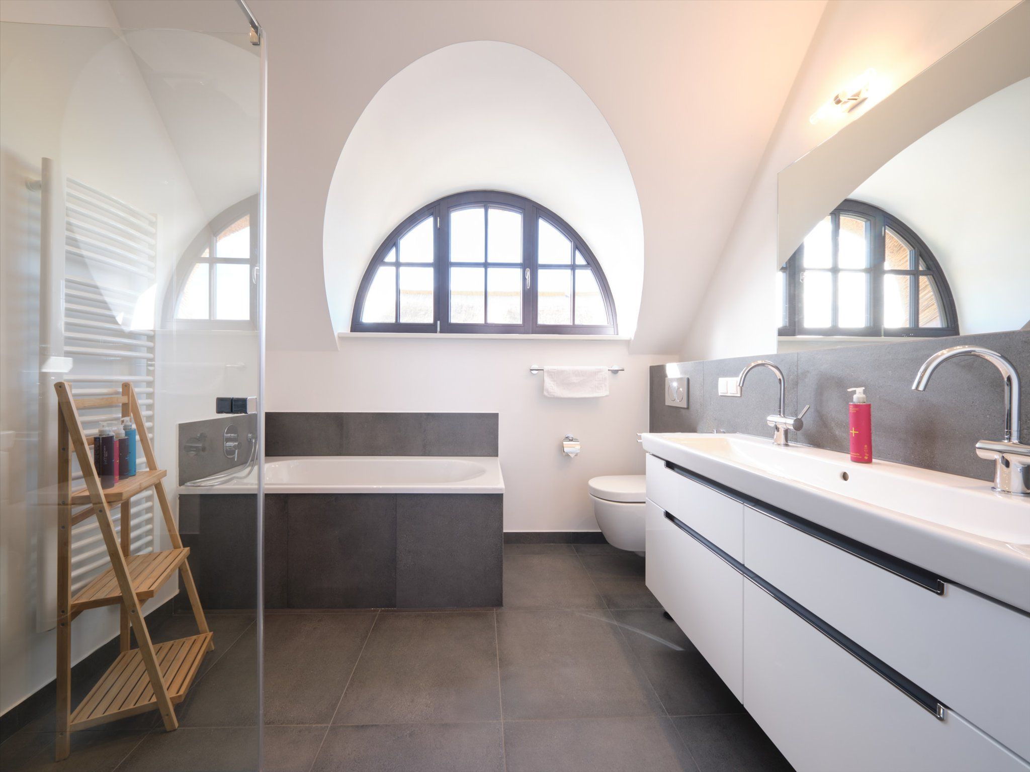 LuxusPlus Reetdachvilla mit 4 Schlafzimmern, Sauna und Kamin (G11) - Badezimmer