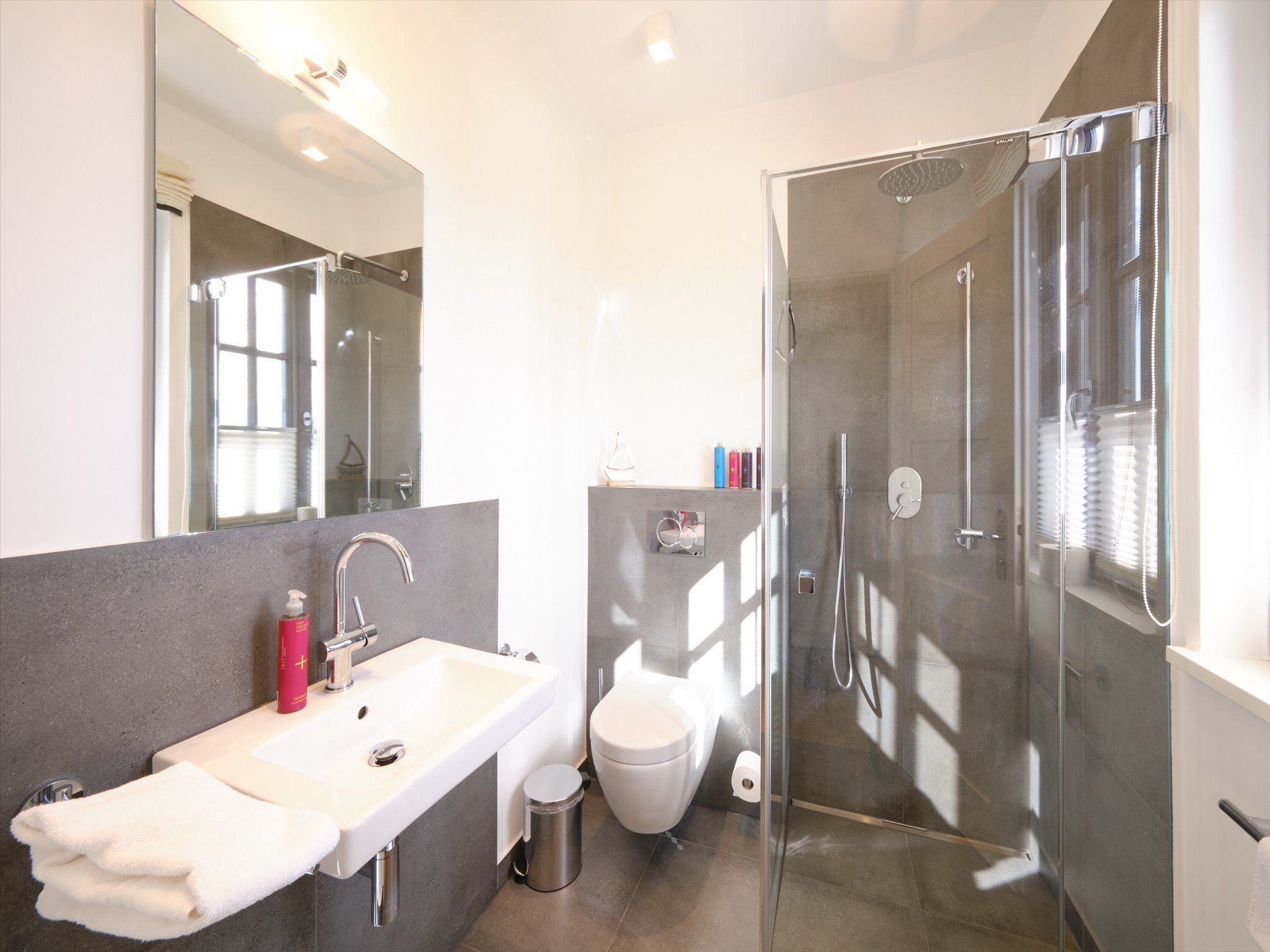 LuxusPlus Reetdachvilla mit 4 Schlafzimmern, Sauna und Kamin (G11) - Badezimmer