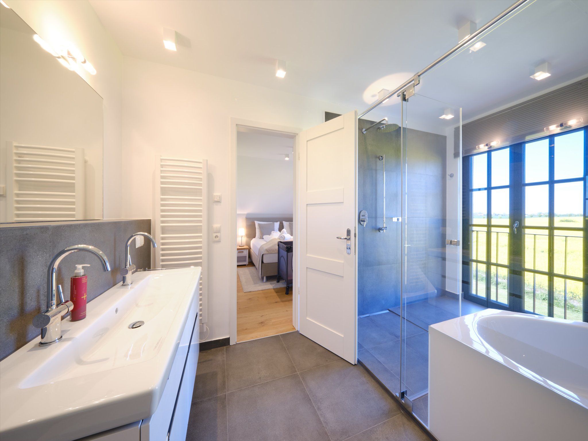 LuxusPlus Reetdachvilla mit 4 Schlafzimmern, Sauna und Kamin (G11) - Badezimmer