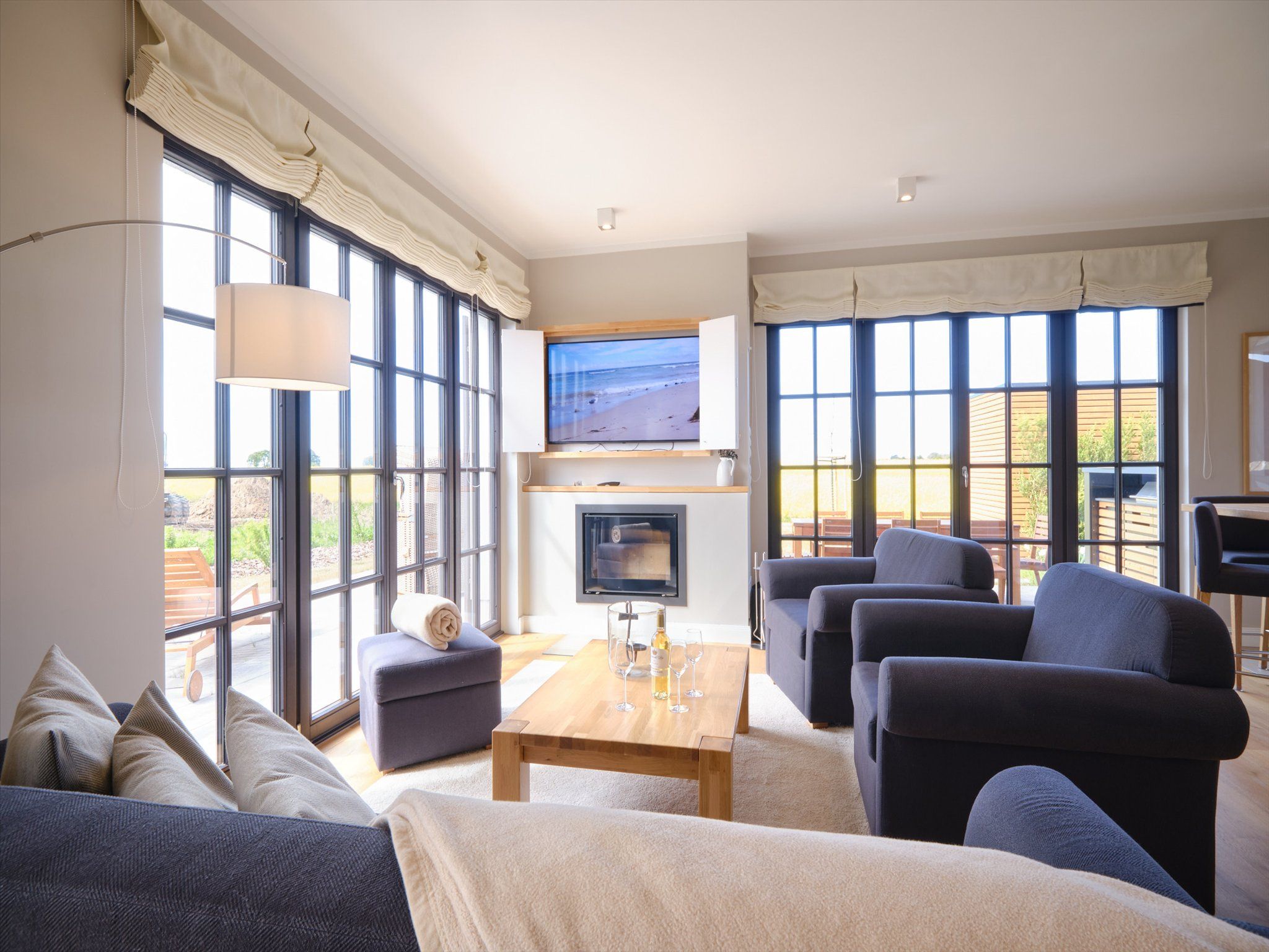 LuxusPlus Reetdachvilla mit 4 Schlafzimmern, Sauna und Kamin (G11) - Wohnzimmer