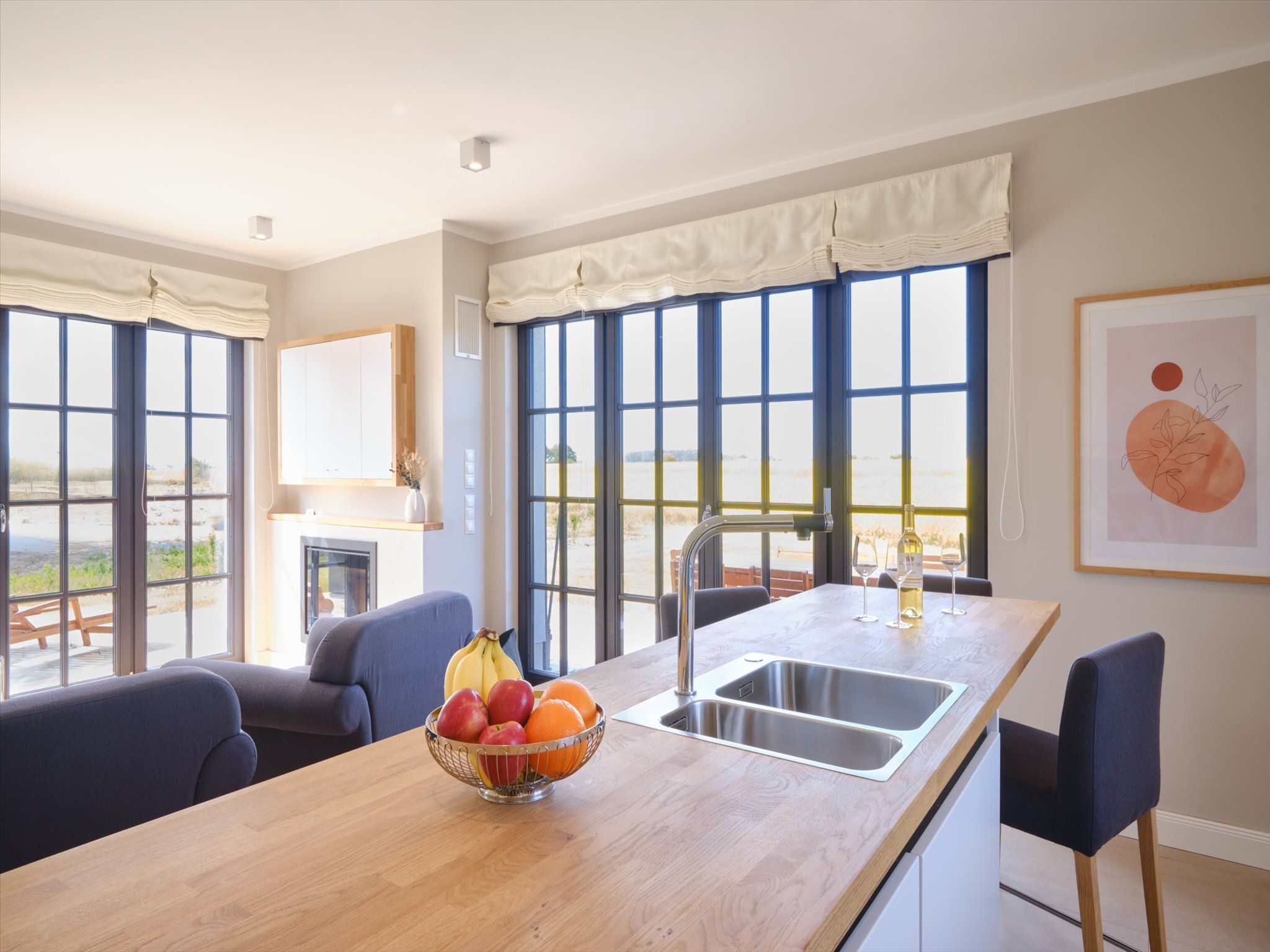 LuxusPlus Reetdachvilla mit 4 Schlafzimmern, Sauna und Kamin (G11) - Wohnzimmer