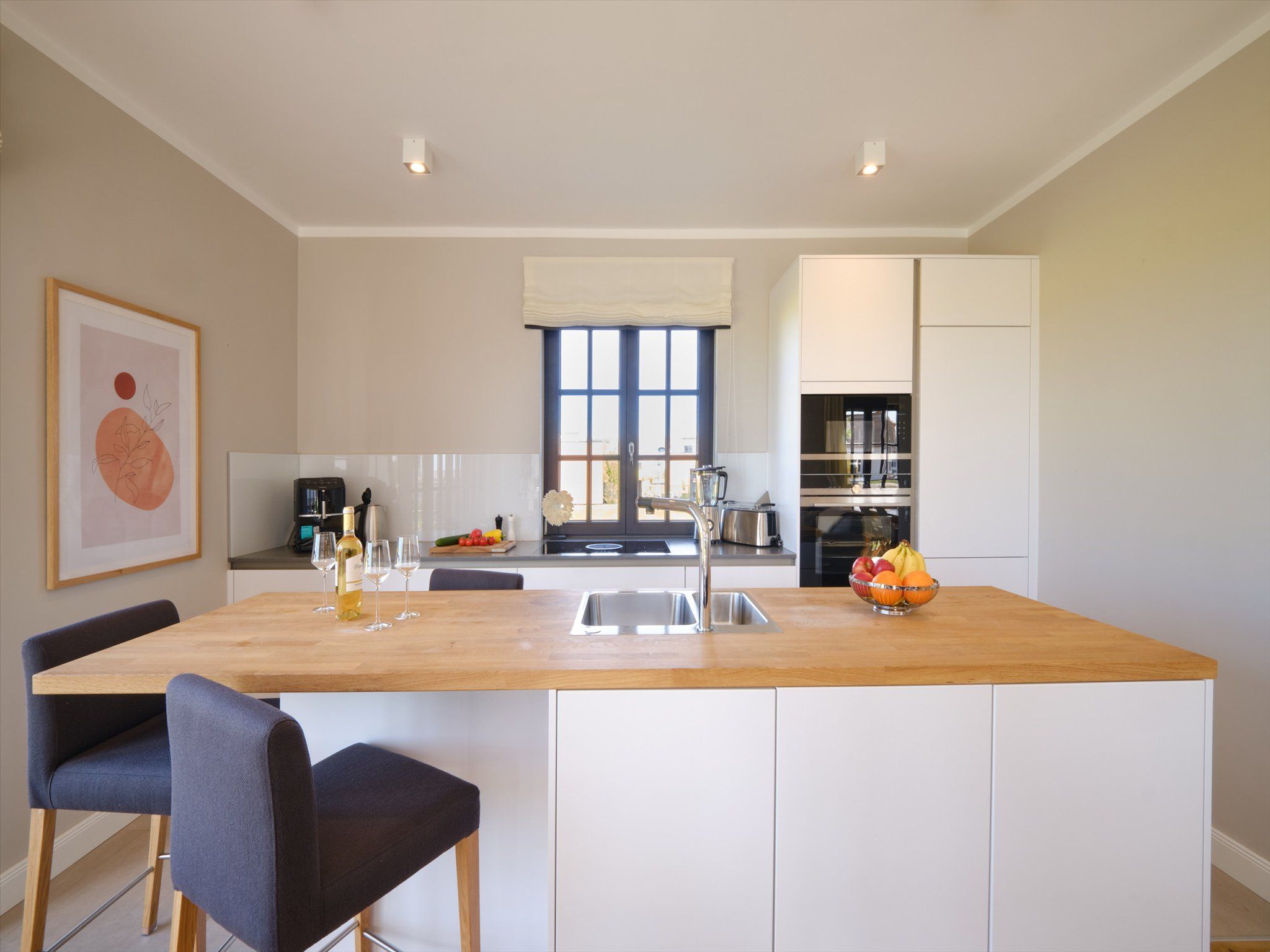 LuxusPlus Reetdachvilla mit 4 Schlafzimmern, Sauna und Kamin (G11) - Küche / Küchenzeile