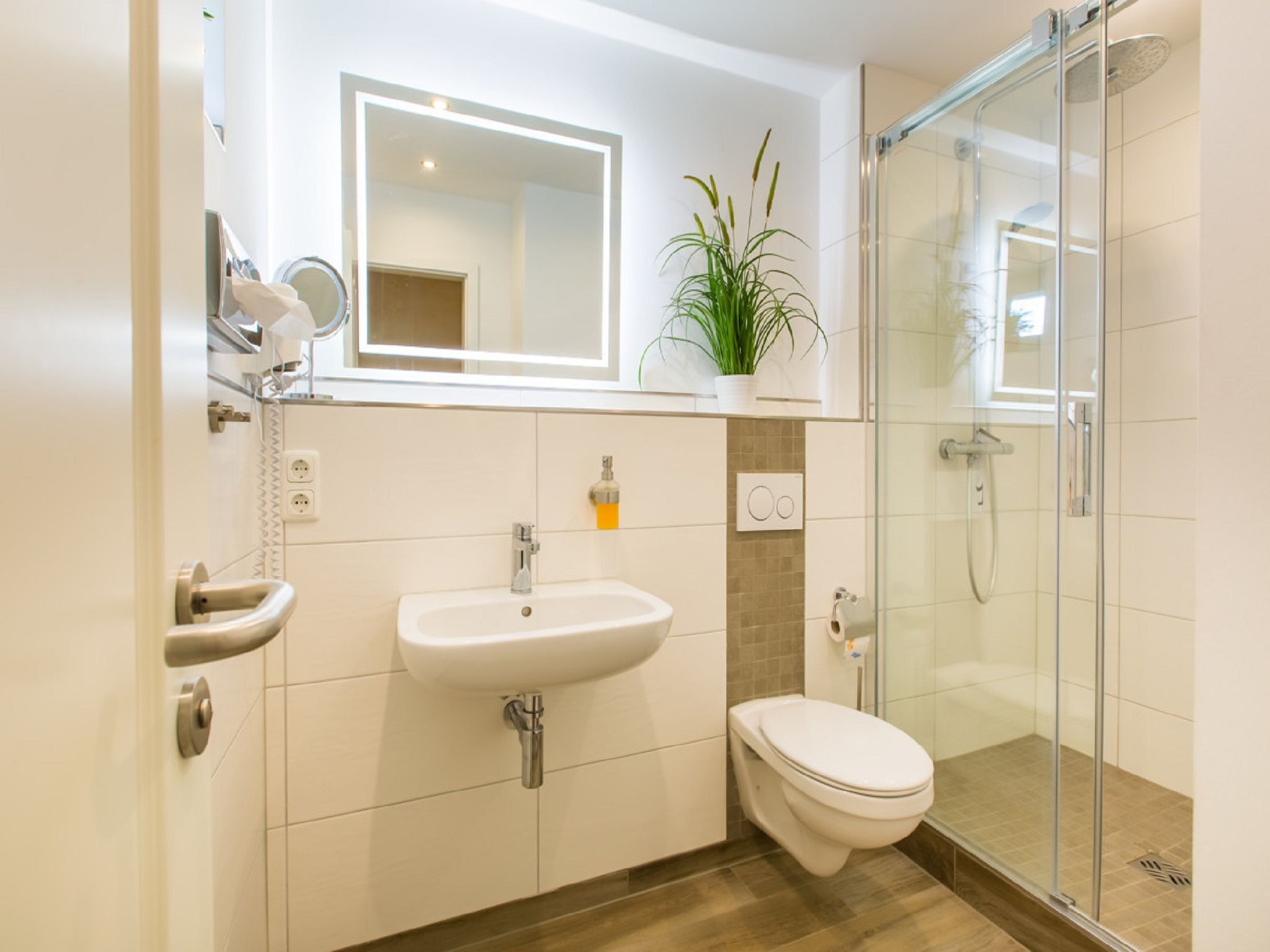 Feriendorf Rugana Klassik Ferienwohnung mit 1 Schlafzimmer und Terrasse (A43) Insel Rügen - Badezimmer