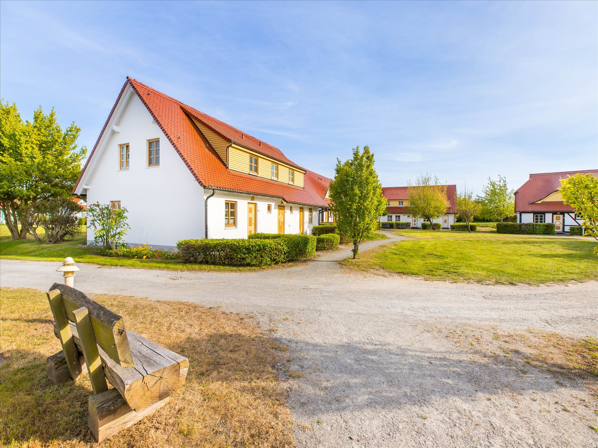 Feriendorf Rugana Komfortplus Ferienwohnung mit 1 Schlafzimmer und Terrasse (D25) Insel Rügen - Hauptansicht