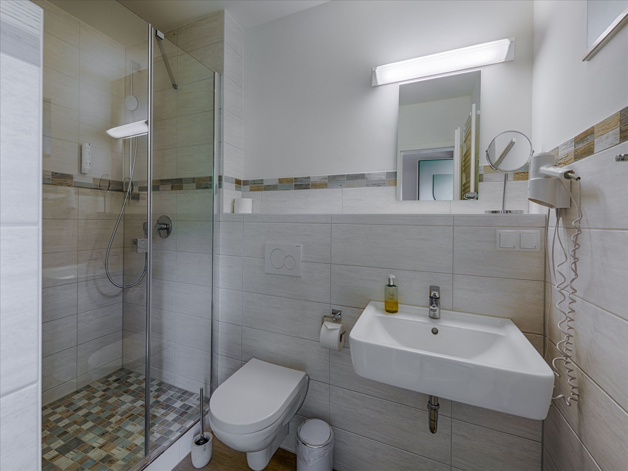 Feriendorf Rugana Komfortplus Ferienwohnung mit 1 Schlafzimmer und Terrasse (B19) Insel Rügen - Badezimmer