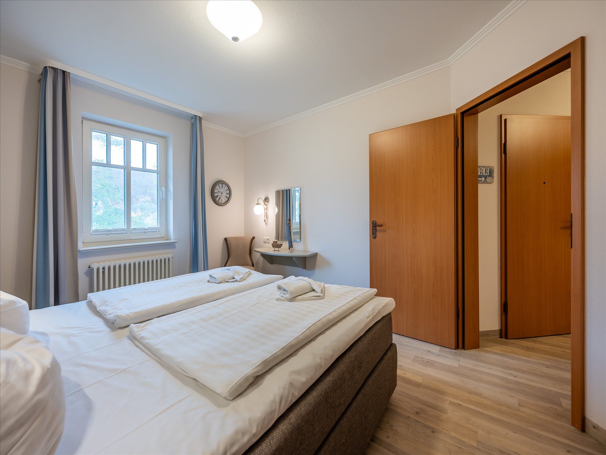Dünenpark Binz Komfortplus Ferienwohnung mit 1 Schlafzimmer und Balkon im Obergeschoss (205) Insel Rügen - Schlafzimmer