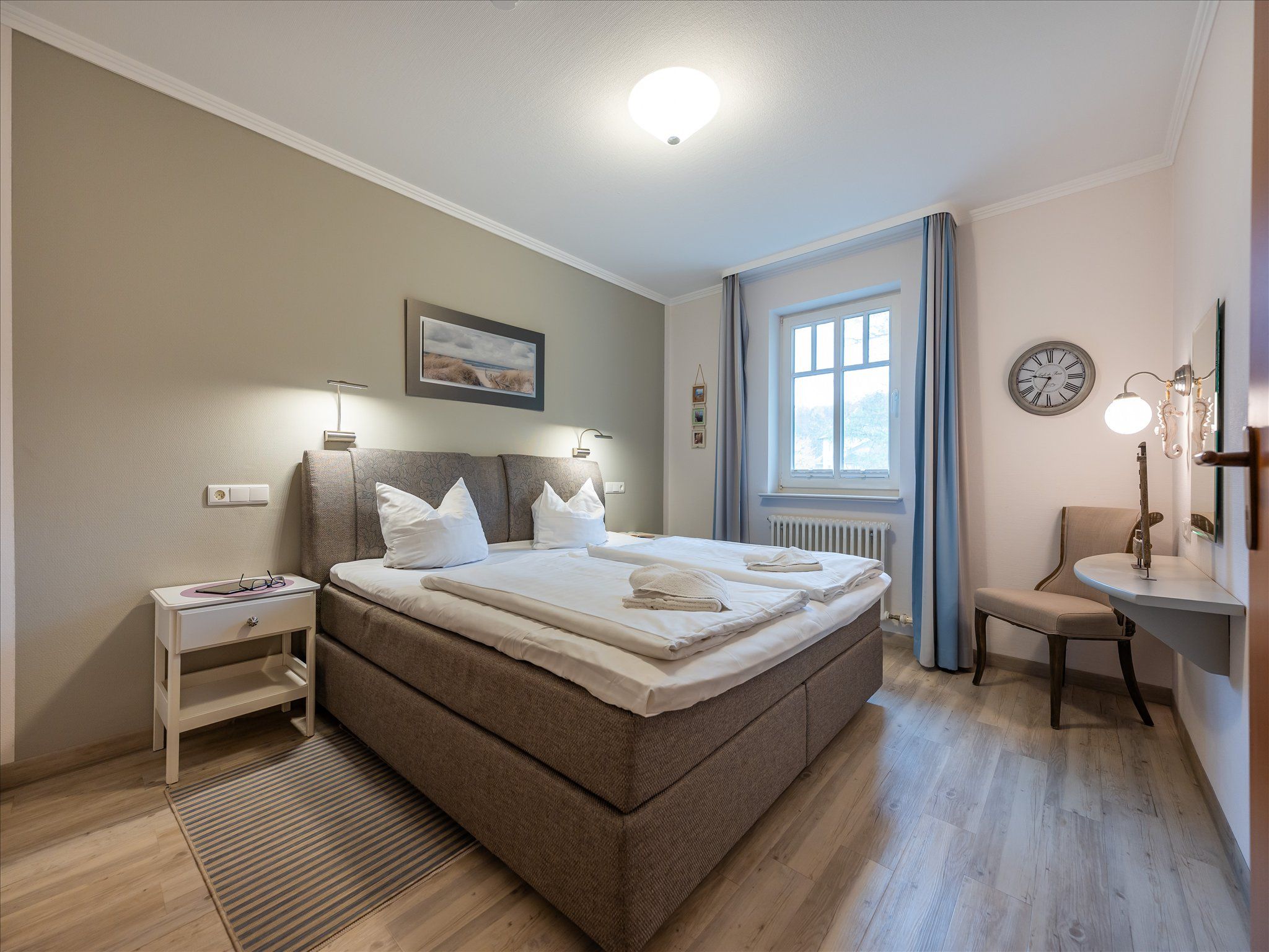 Dünenpark Binz Komfortplus Ferienwohnung mit 1 Schlafzimmer und Balkon im Obergeschoss (205) Insel Rügen - Schlafzimmer