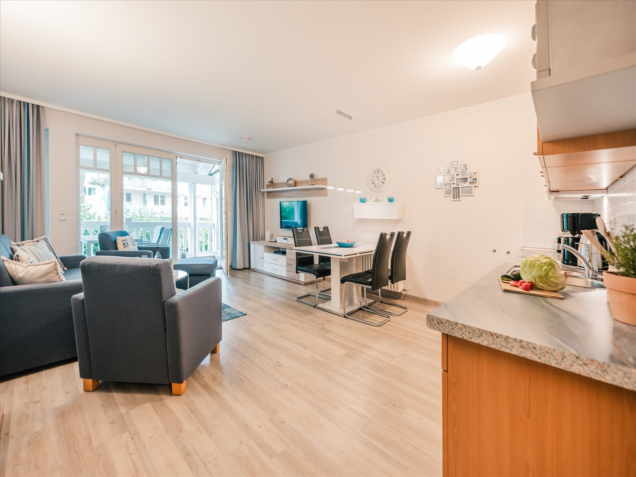 Dünenpark Binz Komfortplus Ferienwohnung mit 1 Schlafzimmer und Balkon im Obergeschoss (205) Insel Rügen - Wohnzimmer