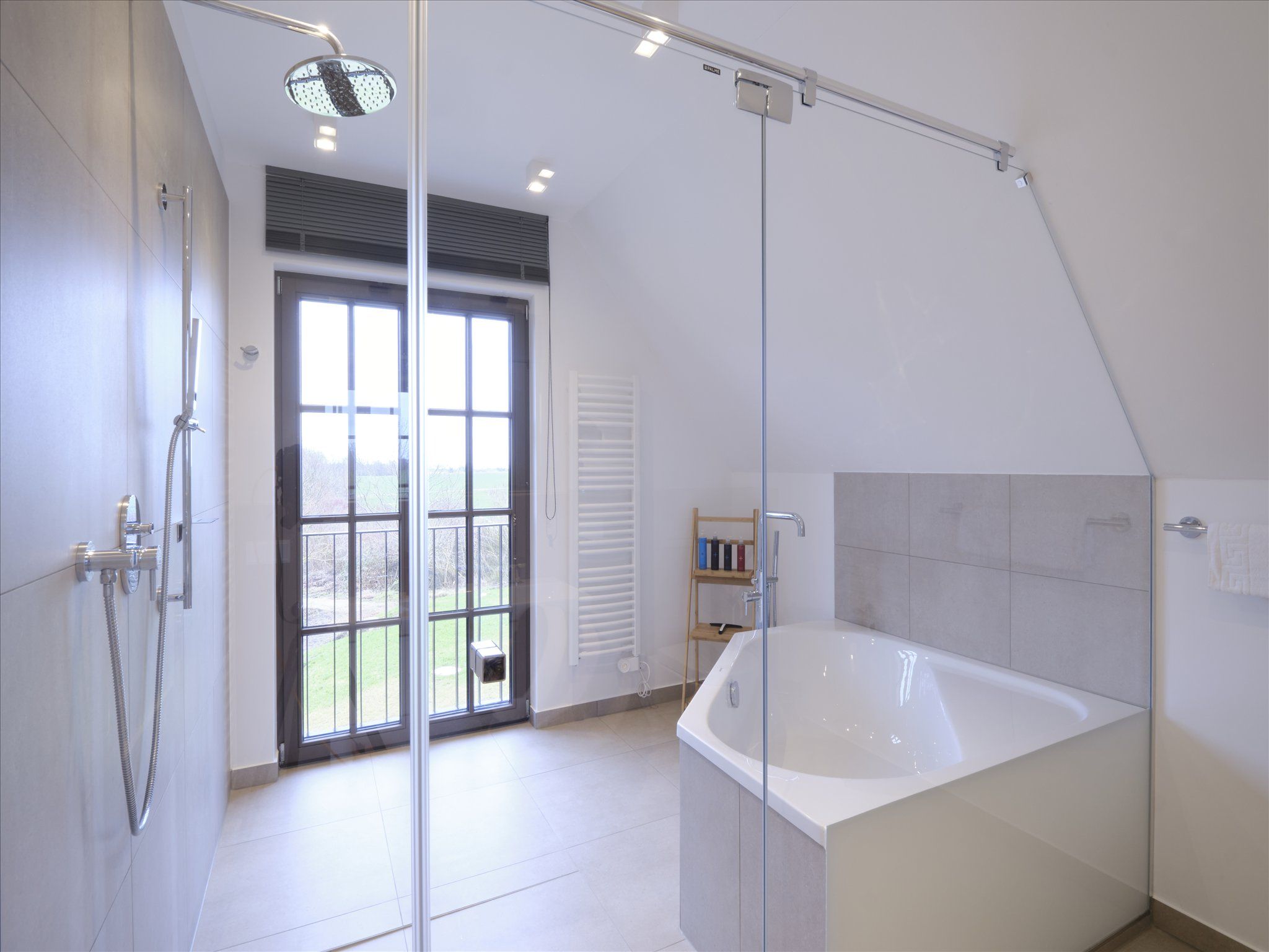 LuxusPlus Reetdachvilla mit 4 Schlafzimmern, Außensauna, Loungebereich und Kamin (H09) - Badezimmer