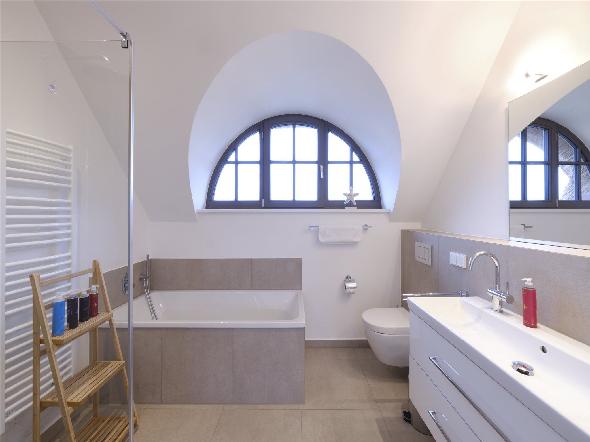 LuxusPlus Reetdachvilla mit 4 Schlafzimmern, Außensauna, Loungebereich und Kamin (H09) - Badezimmer