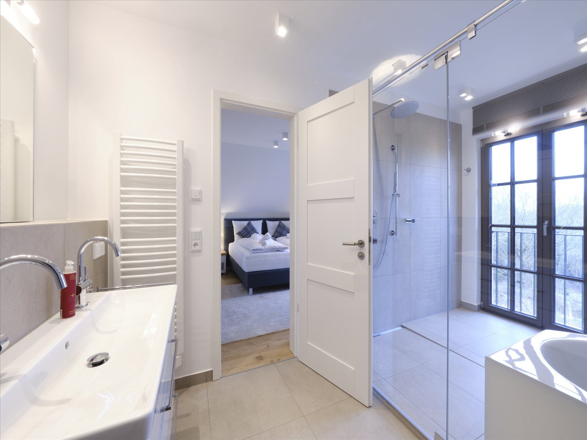 LuxusPlus Reetdachvilla mit 4 Schlafzimmern, Außensauna, Loungebereich und Kamin (H10) - Badezimmer