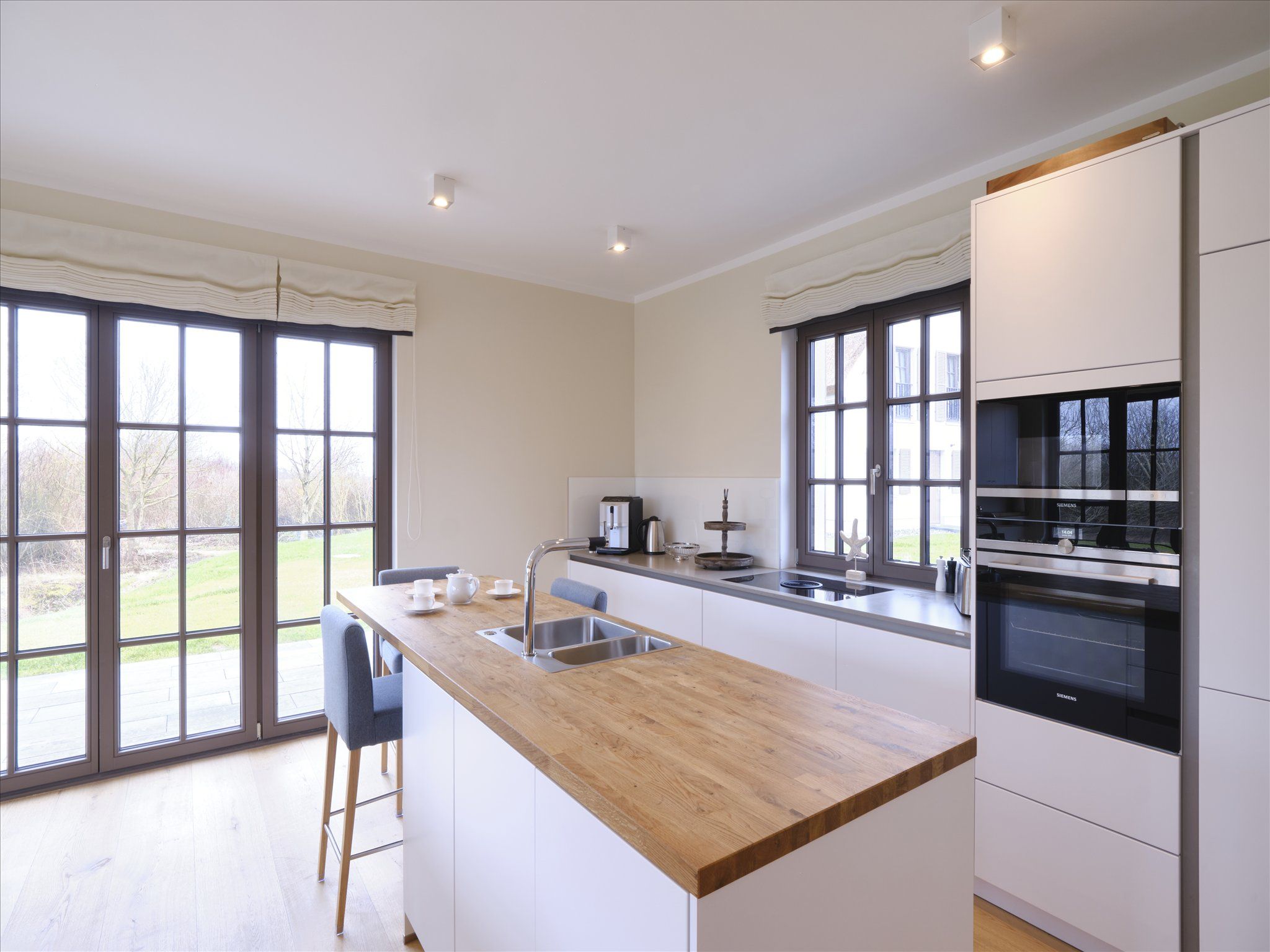 LuxusPlus Reetdachvilla mit 4 Schlafzimmern, Außensauna, Loungebereich und Kamin (H10) - Küche / Küchenzeile