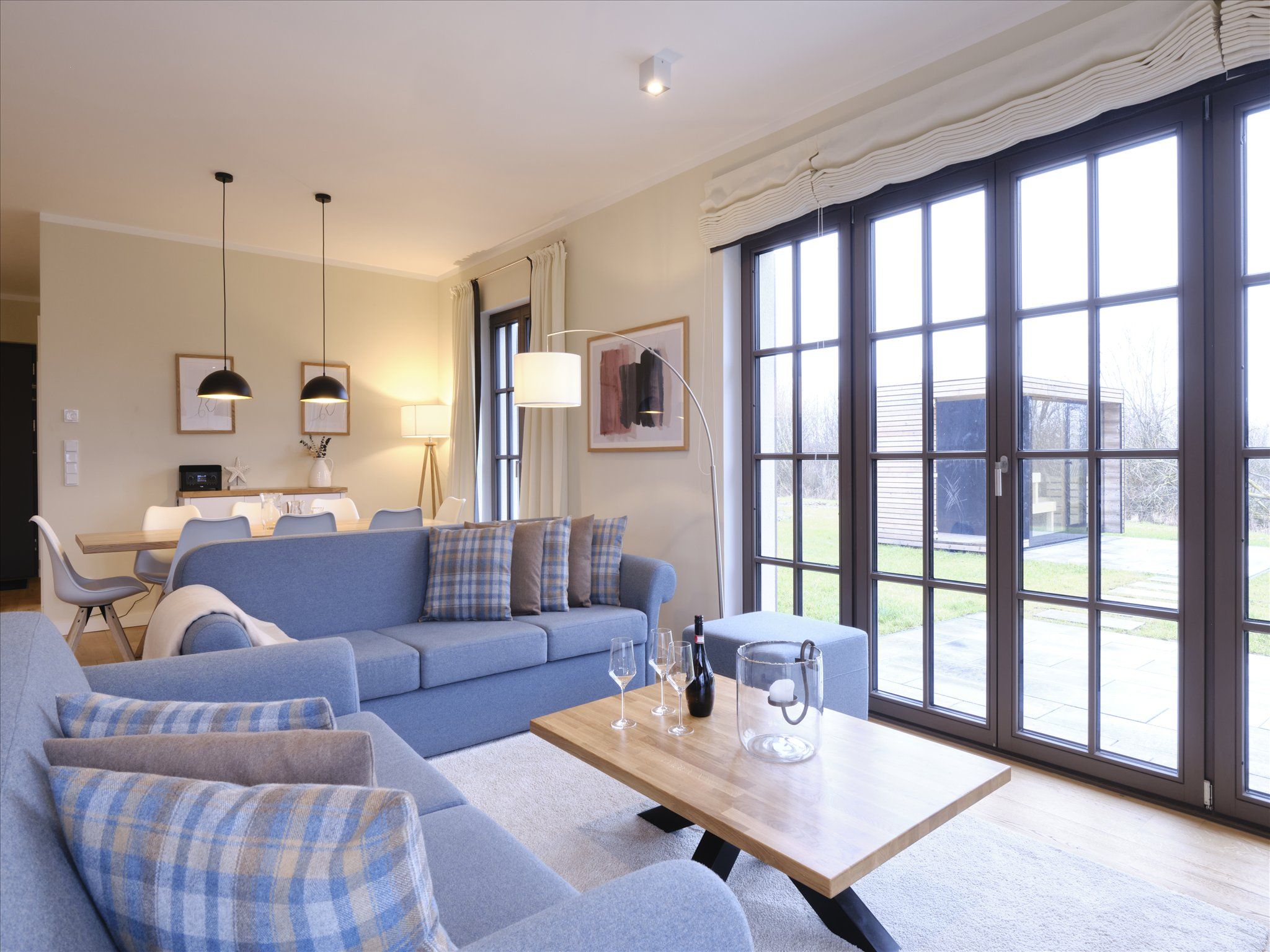 LuxusPlus Reetdachvilla mit 4 Schlafzimmern, Außensauna, Loungebereich und Kamin (H10) - Wohnzimmer