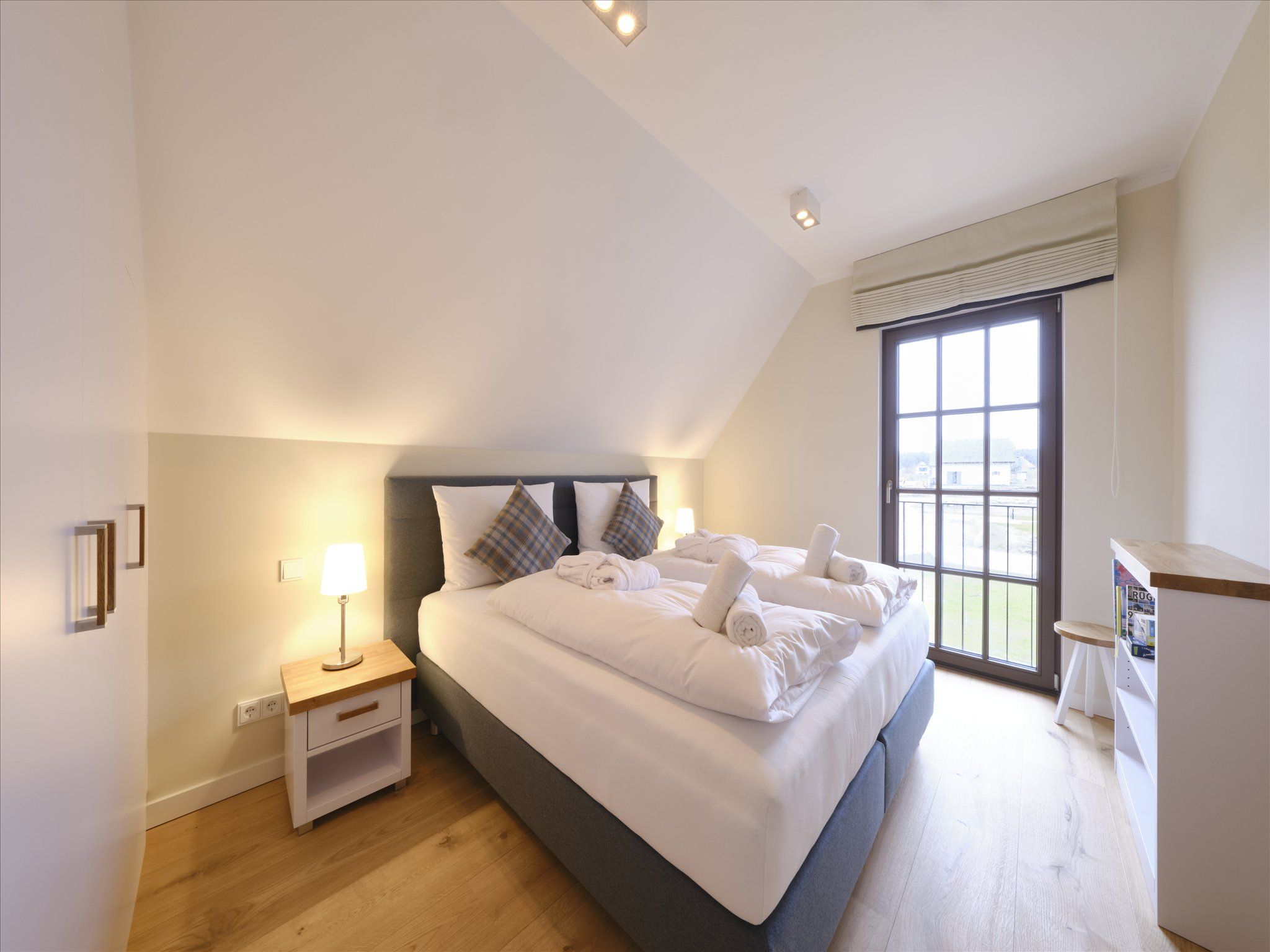 LuxusPlus Reetdachvilla mit 4 Schlafzimmern, Außensauna, Loungebereich und Kamin (H12) - Schlafzimmer