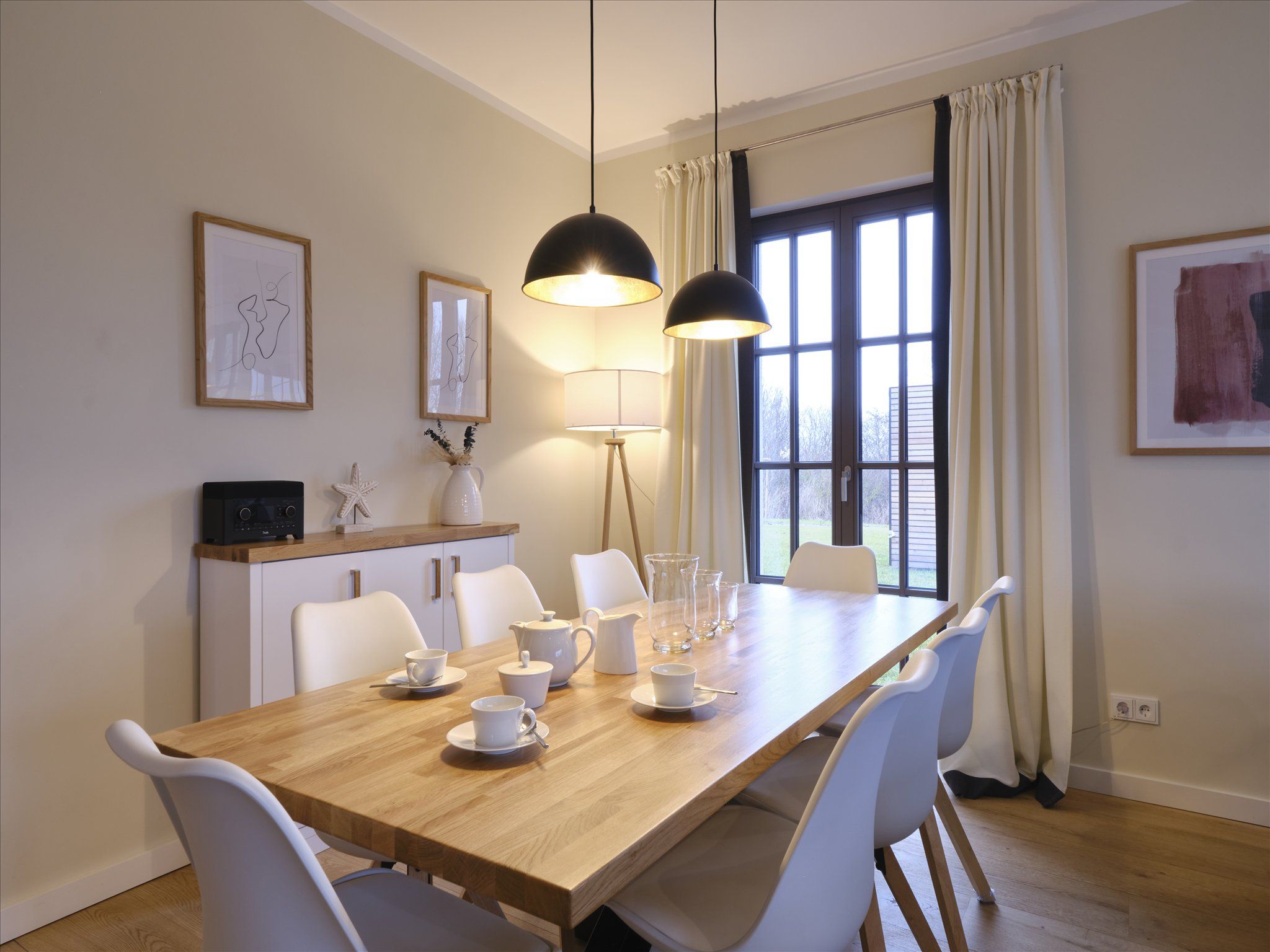 LuxusPlus Reetdachvilla mit 4 Schlafzimmern, Außensauna, Loungebereich und Kamin (H12) - Wohnzimmer