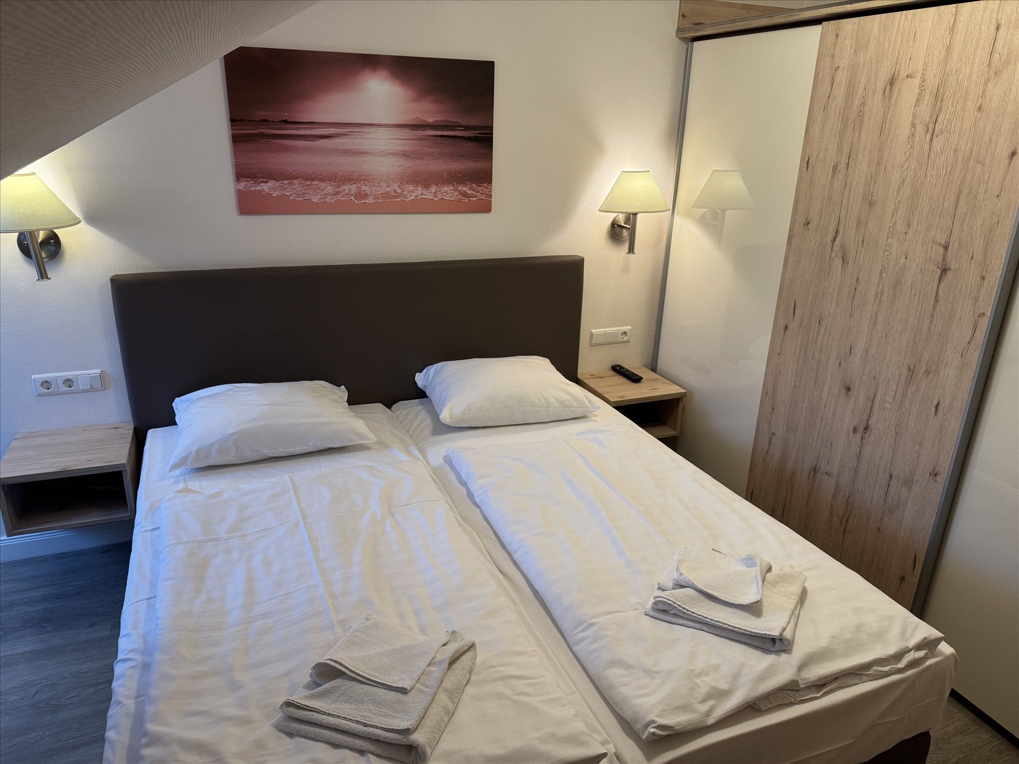 Dünenpark Binz Komfortplus Ferienwohnung mit 1 Schlafzimmer und Balkon im Dachgeschoss (246) Insel Rügen - Schlafzimmer