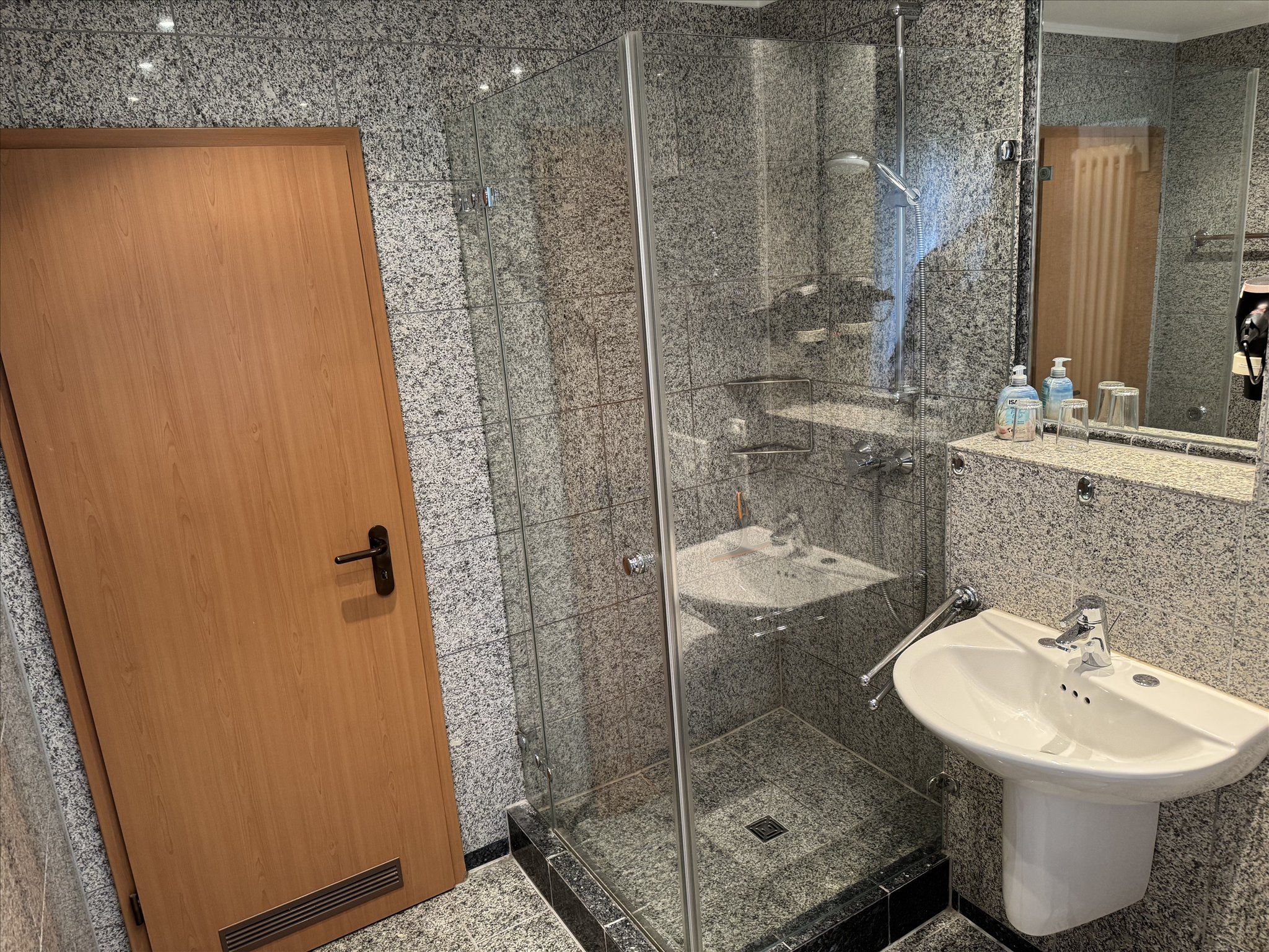 Dünenpark Binz Klassik Ferienwohnung mit 1 Schlafzimmer und Balkon im Dachgeschoss (245) Insel Rügen - Badezimmer