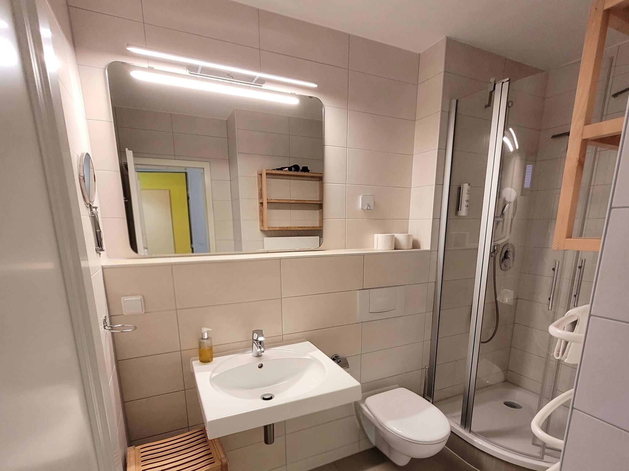 Feriendorf Rugana Komfortplus Ferienwohnung mit 1 Schlafzimmern und Terrasse (A21) Insel Rügen - Badezimmer