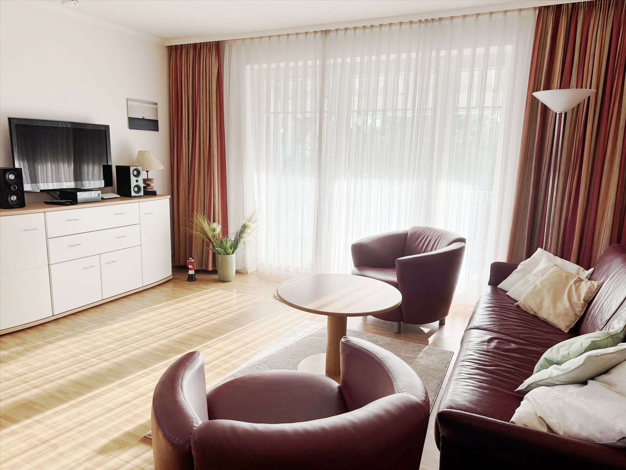 Dünenpark Binz Komfortplus Ferienwohnung mit 1 Schlafzimmer und Balkon im Obergeschoss (230) Insel Rügen - Wohnzimmer