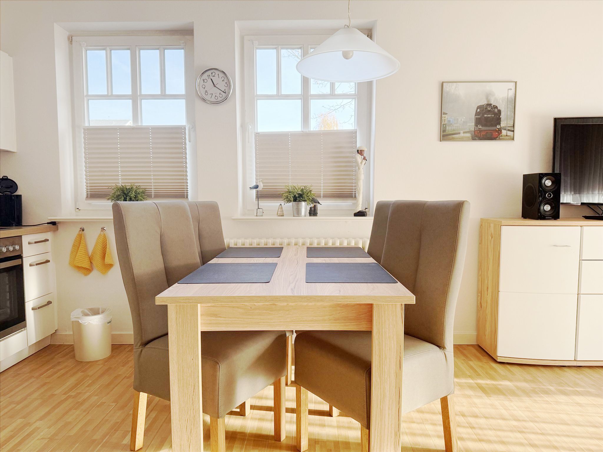 Dünenpark Binz Komfortplus Ferienwohnung mit 1 Schlafzimmer und Balkon im Obergeschoss (230) Insel Rügen - Wohnzimmer