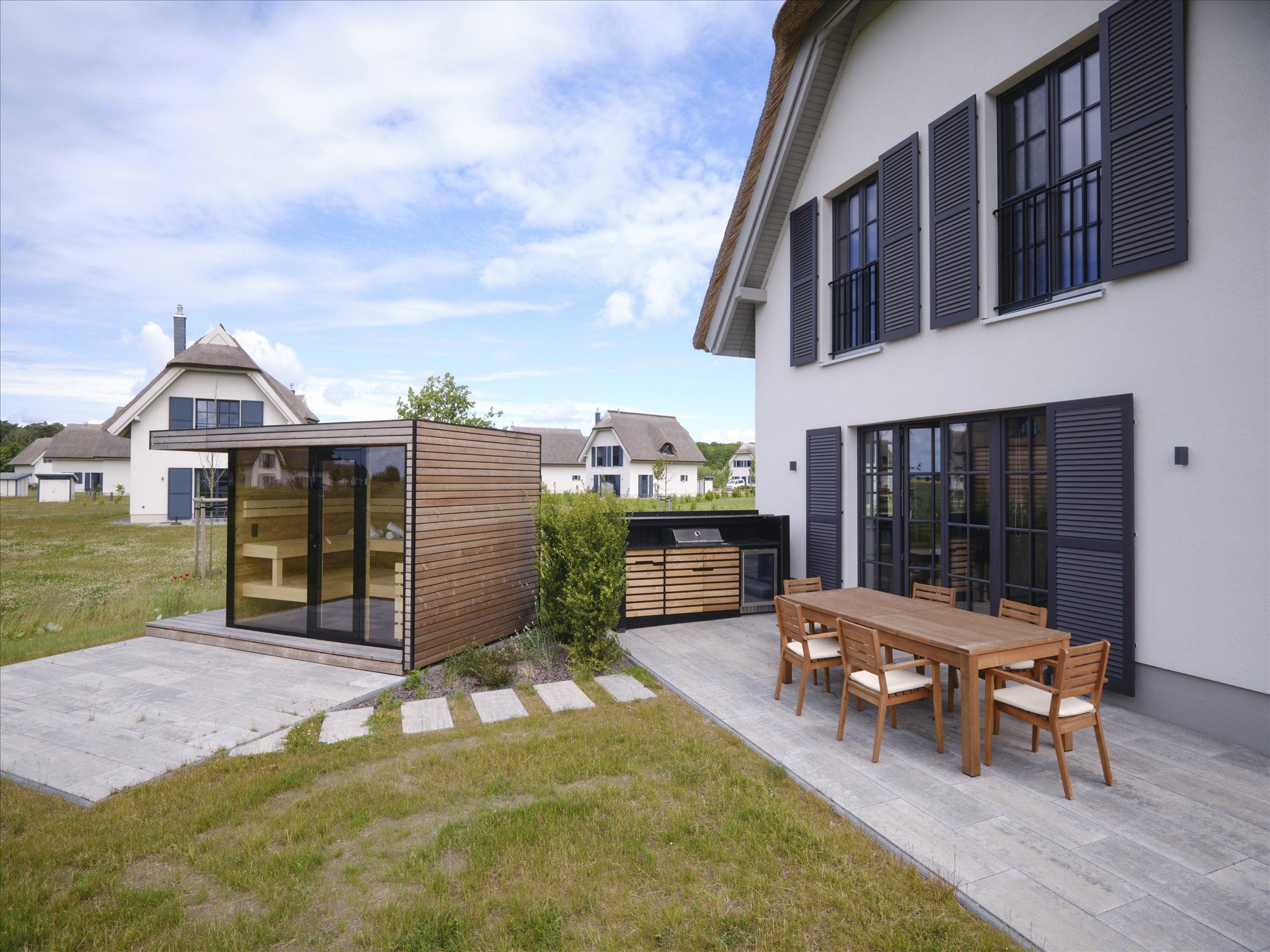 LuxusPlus Reetdachvilla mit 4 Schlafzimmern, Außensauna, Loungebereich und Kamin (H12) - Terrasse