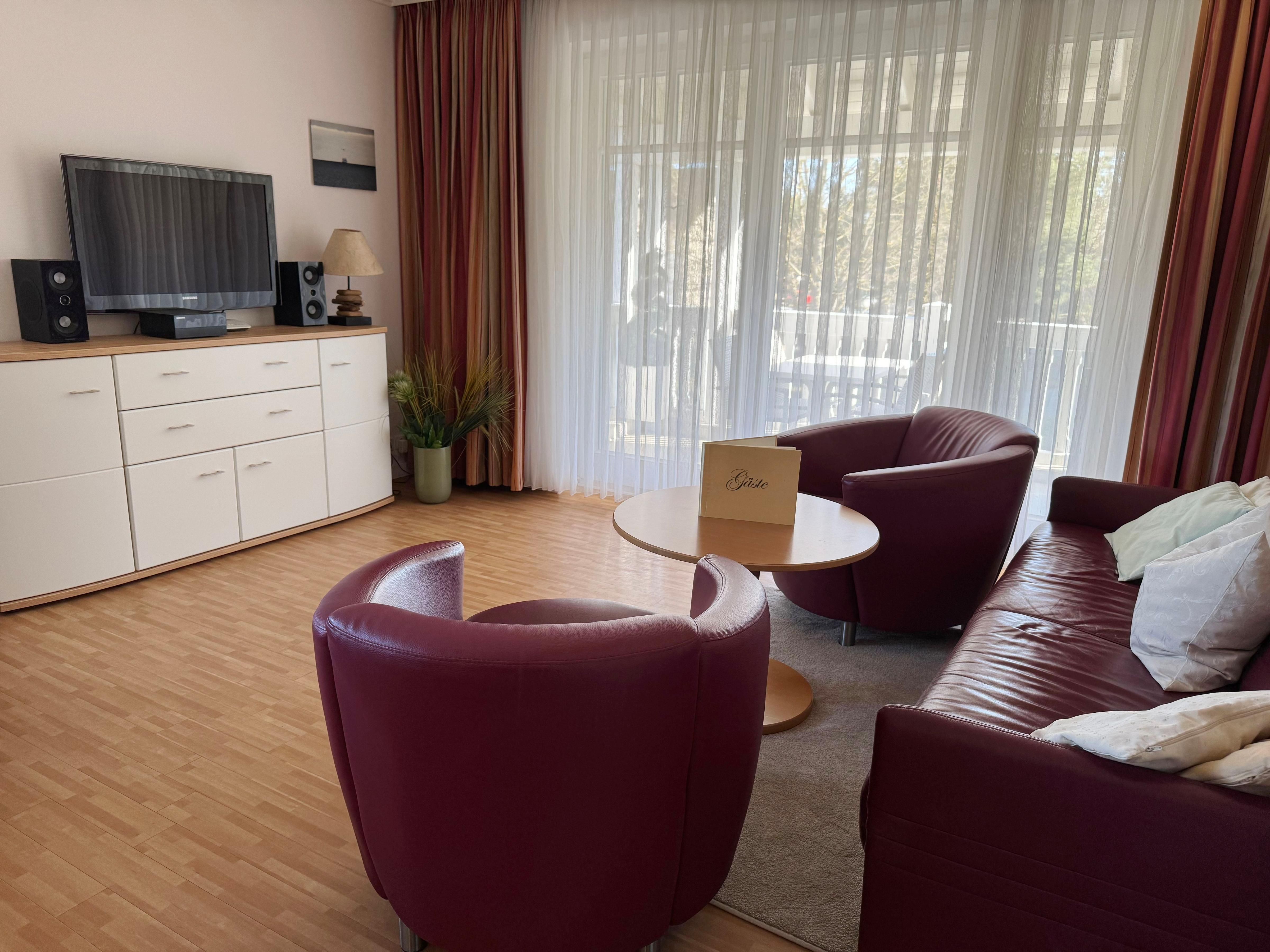 Dünenpark Binz Komfortplus Ferienwohnung mit 1 Schlafzimmer und Balkon im Obergeschoss (230) Insel Rügen - Wohnzimmer