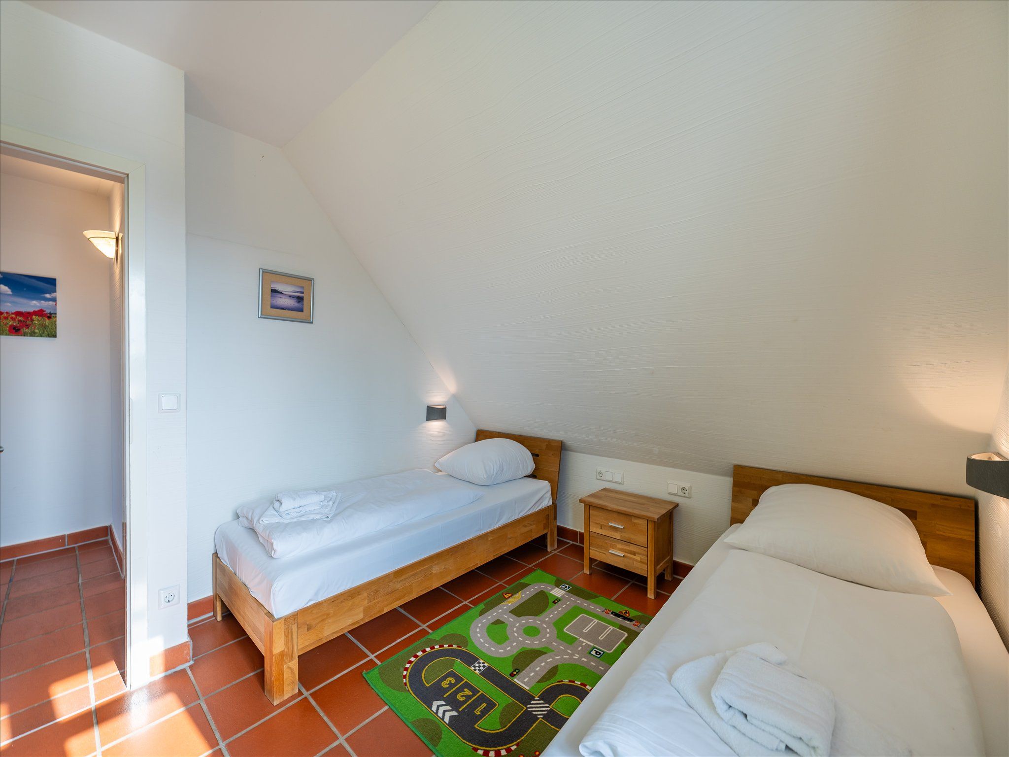 Feriendorf Rugana Komfortplus Ferienwohnung mit 2 Schlafzimmern und Terrasse (A64) Insel Rügen - Schlafzimmer