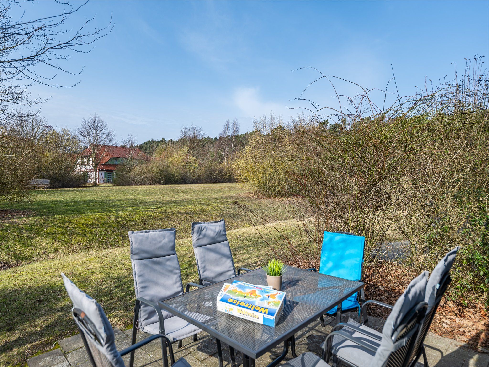 Feriendorf Rugana Komfortplus Ferienwohnung mit 2 Schlafzimmern und Terrasse (A64) Insel Rügen - Terrasse