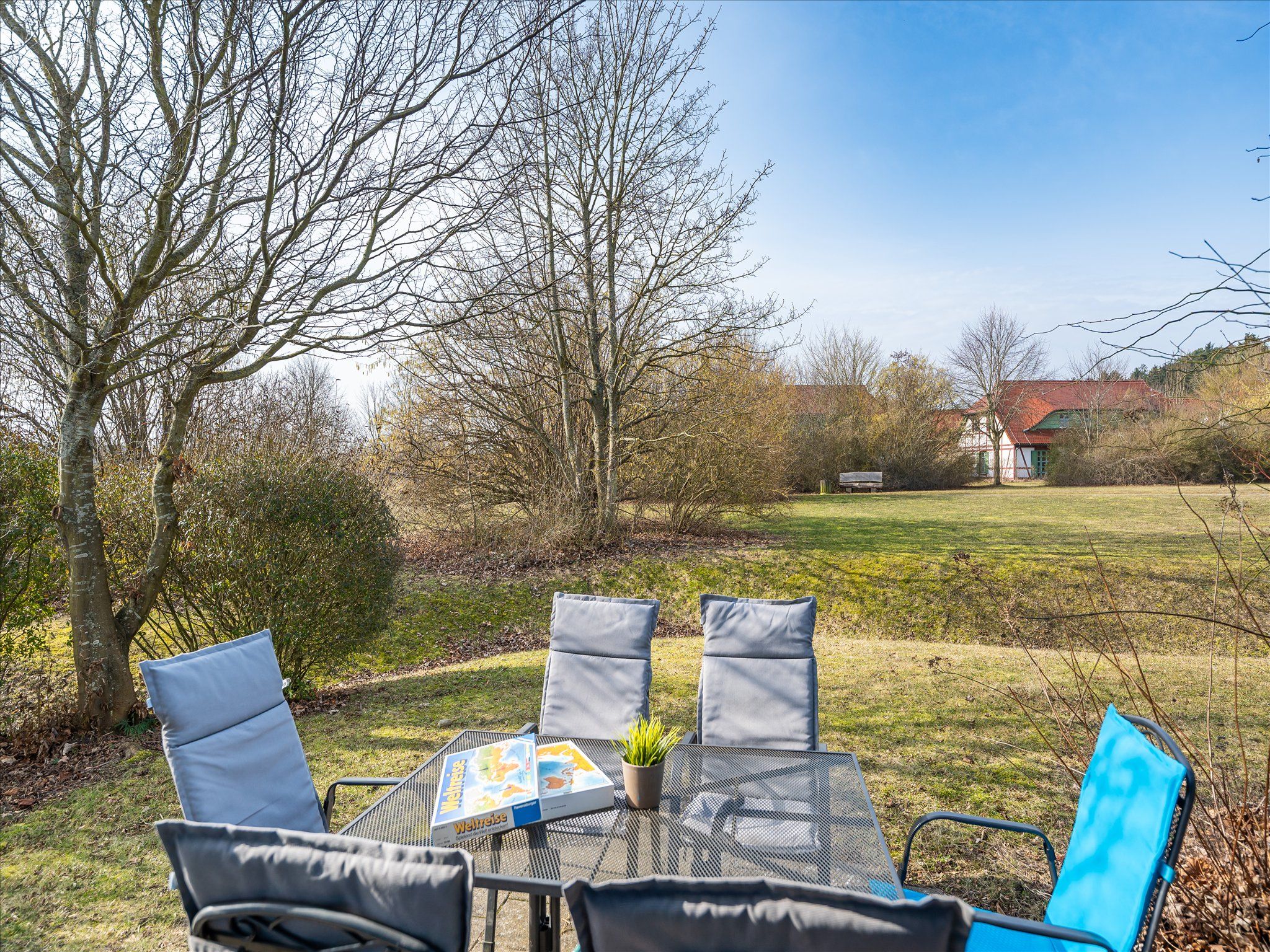 Feriendorf Rugana Komfortplus Ferienwohnung mit 2 Schlafzimmern und Terrasse (A64) Insel Rügen - Terrasse