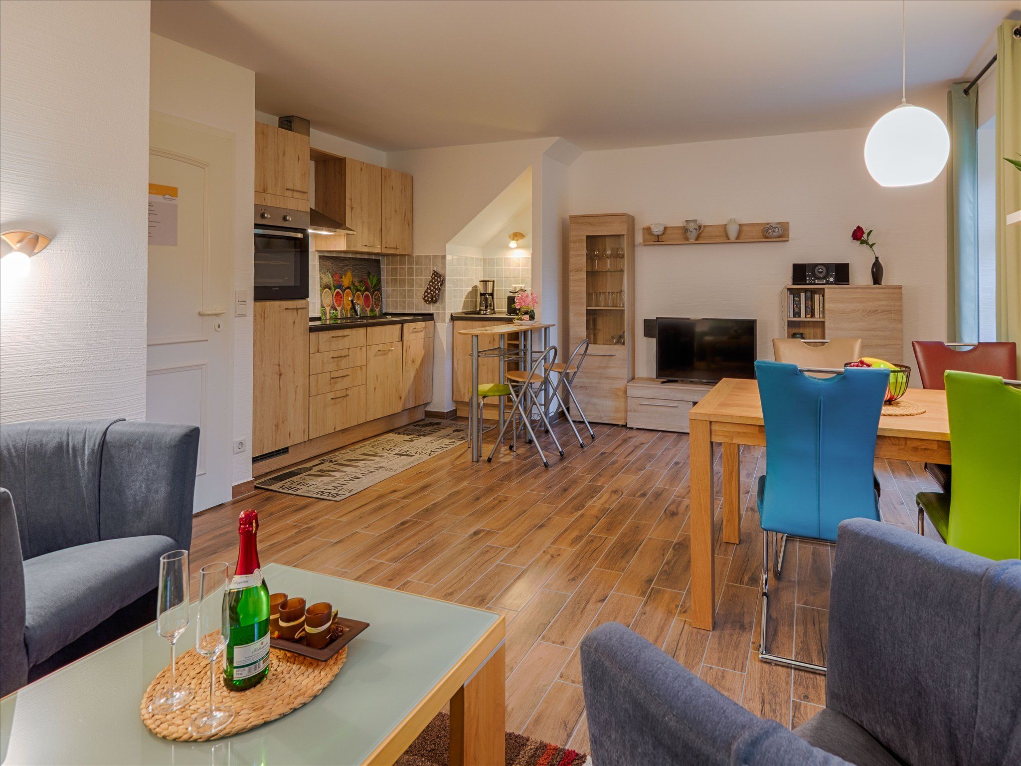 Feriendorf Rugana Komfortplus Ferienwohnung mit 1 Schlafzimmern und Terrasse (C39) Insel Rügen - Wohnzimmer