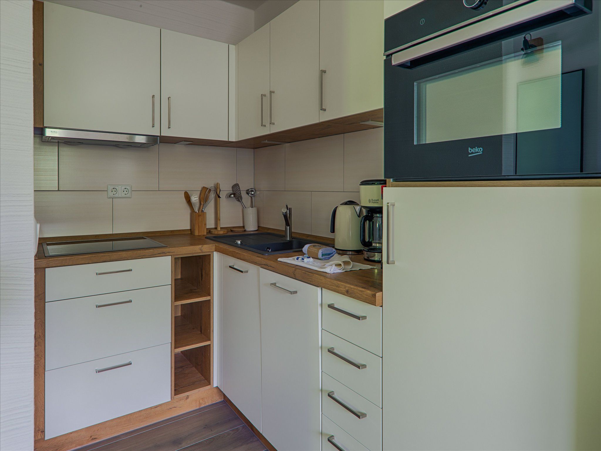 Feriendorf Rugana Komfortplus Ferienwohnung mit 1 Schlafzimmer (A22) Insel Rügen - Küche / Küchenzeile