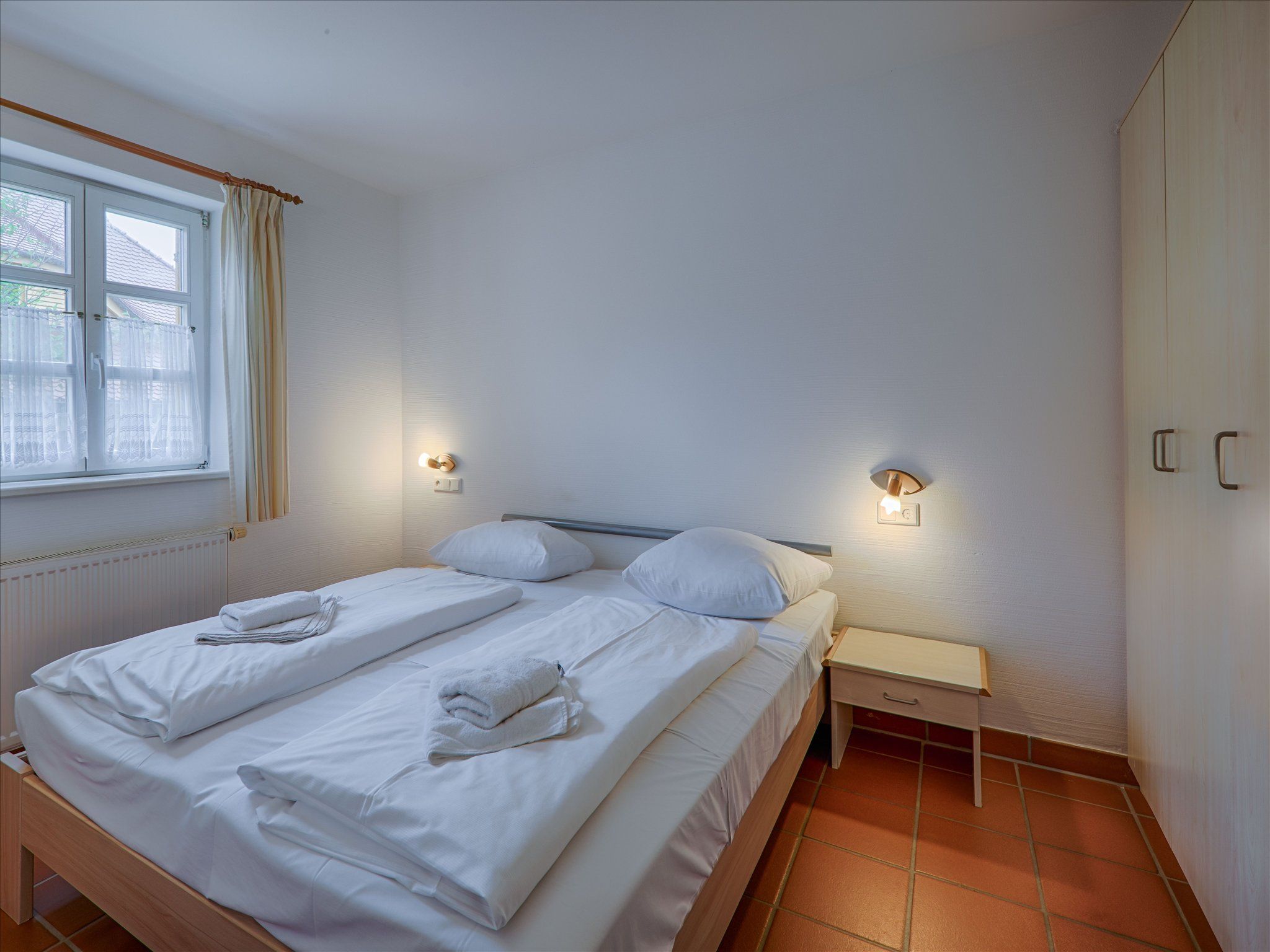 Feriendorf Rugana Klassik Ferienwohnung mit 1 Schlafzimmer und Terrasse (A24) Insel Rügen - Schlafzimmer