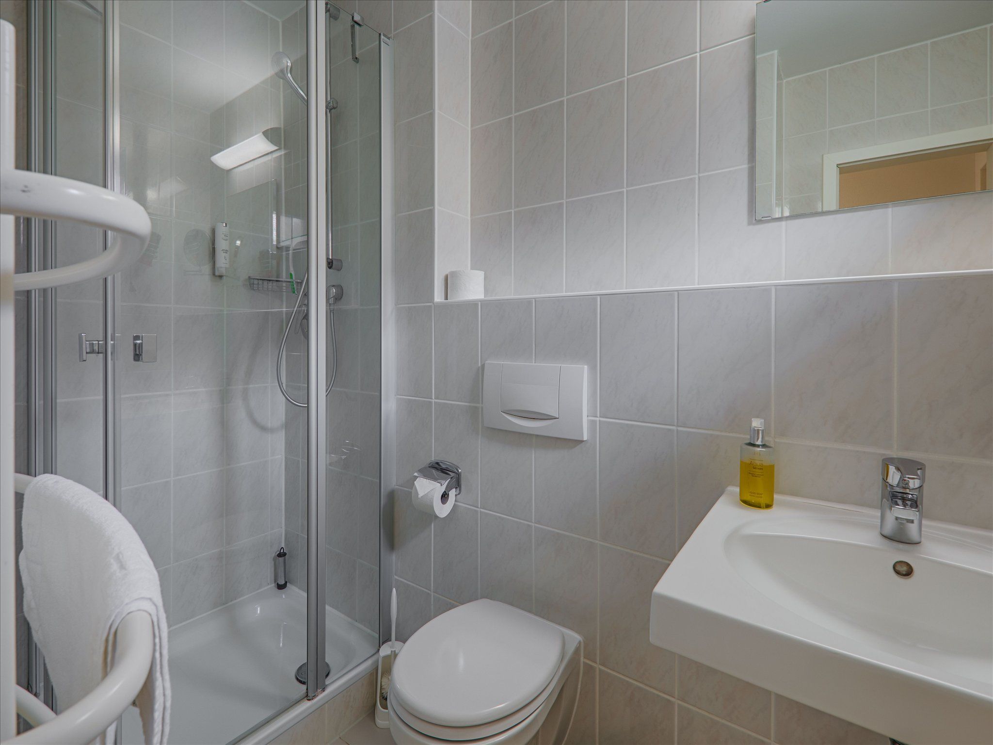 Feriendorf Rugana Klassik Ferienwohnung mit 1 Schlafzimmer und Terrasse (A24) Insel Rügen - Badezimmer