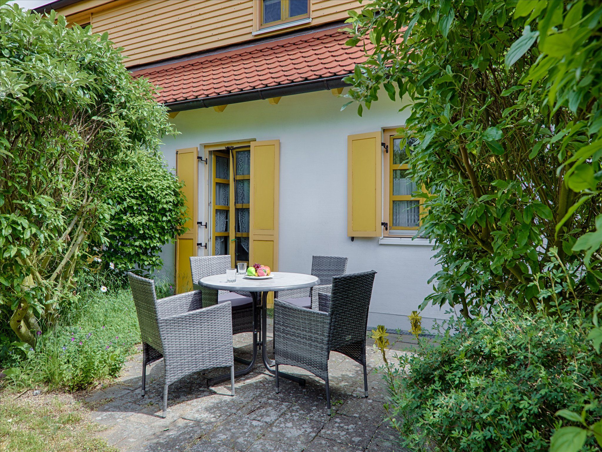 Feriendorf Rugana Klassik Ferienwohnung mit 1 Schlafzimmer und Terrasse (A24) Insel Rügen - Terrasse